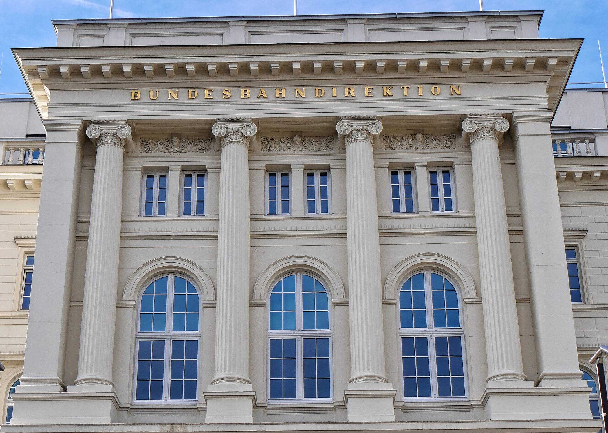 Das Einwohnermeldeamt sitzt nun in der Ex-Bundesbahndirektion am Döppersberg.