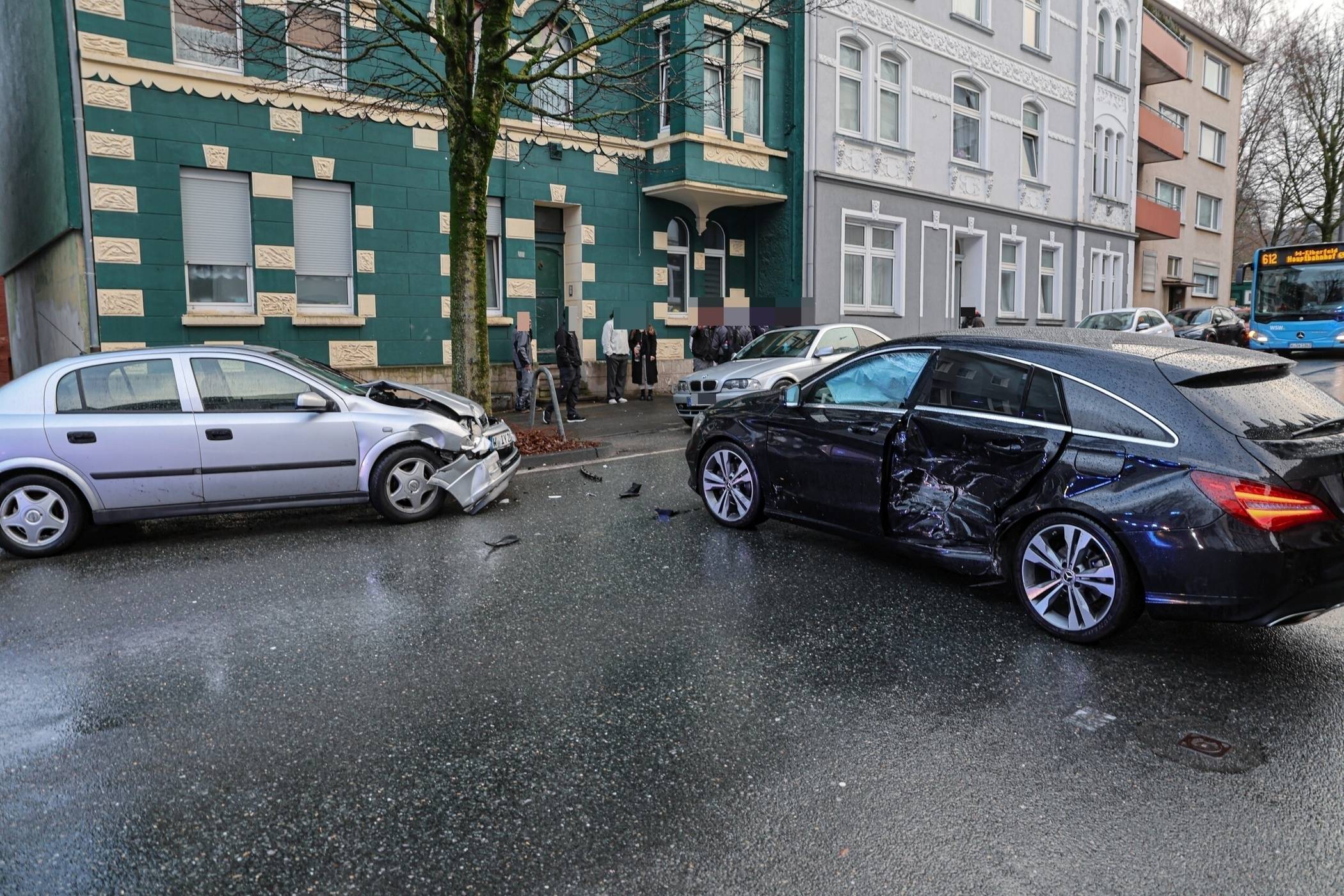 Beide Pkw waren erheblich beschädigt und mussten abgeschleppt werden.
