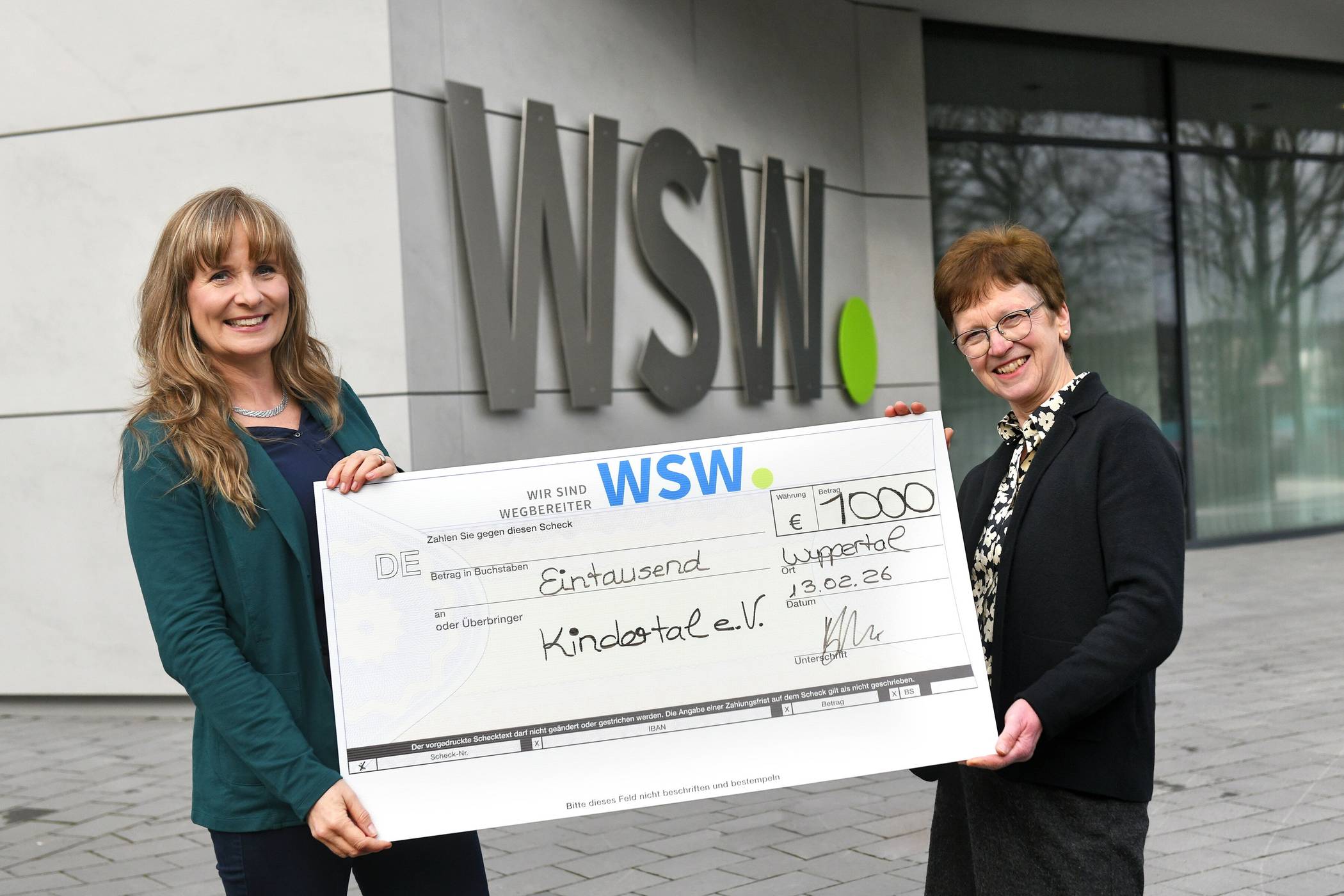  Jeannine Böhrer-Scholz (Leiterin Kommunikation und Marke der WSW) überreichte den symbolischen Scheck an Susanne Bossy (Vorsitzende des Vereins „Kindertal“). 
