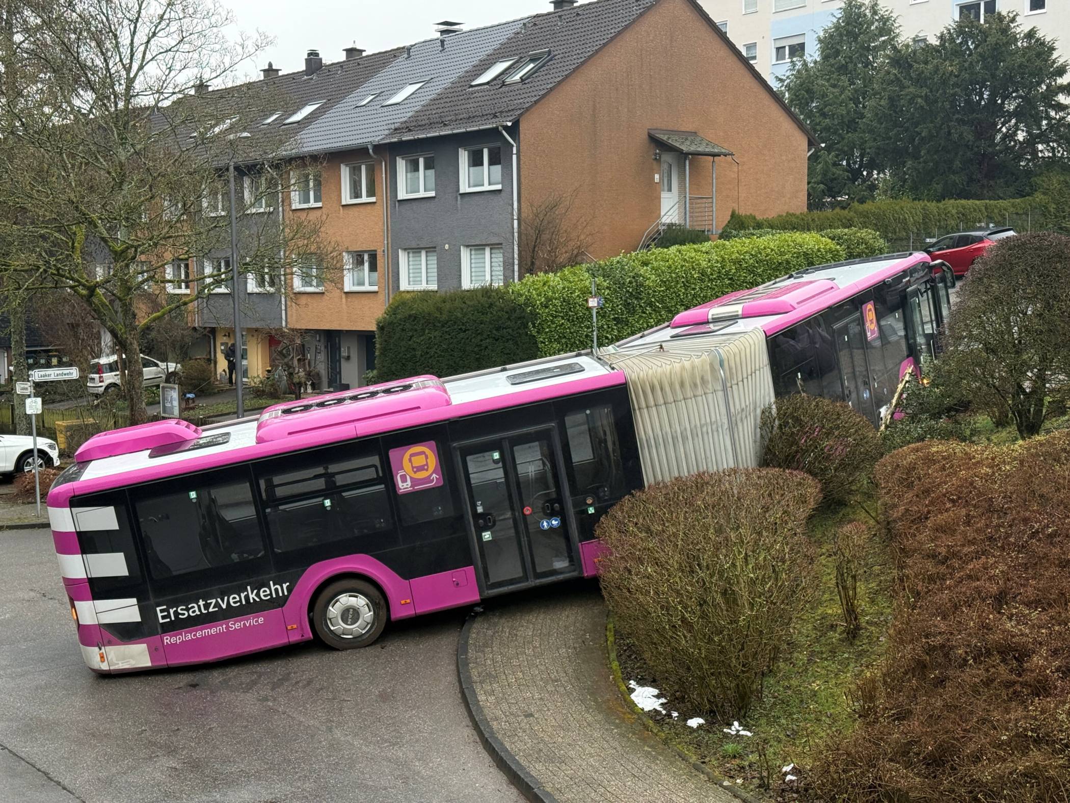  Ein SEV-Bus auf Abwegen an der Laaker Landwehr. 