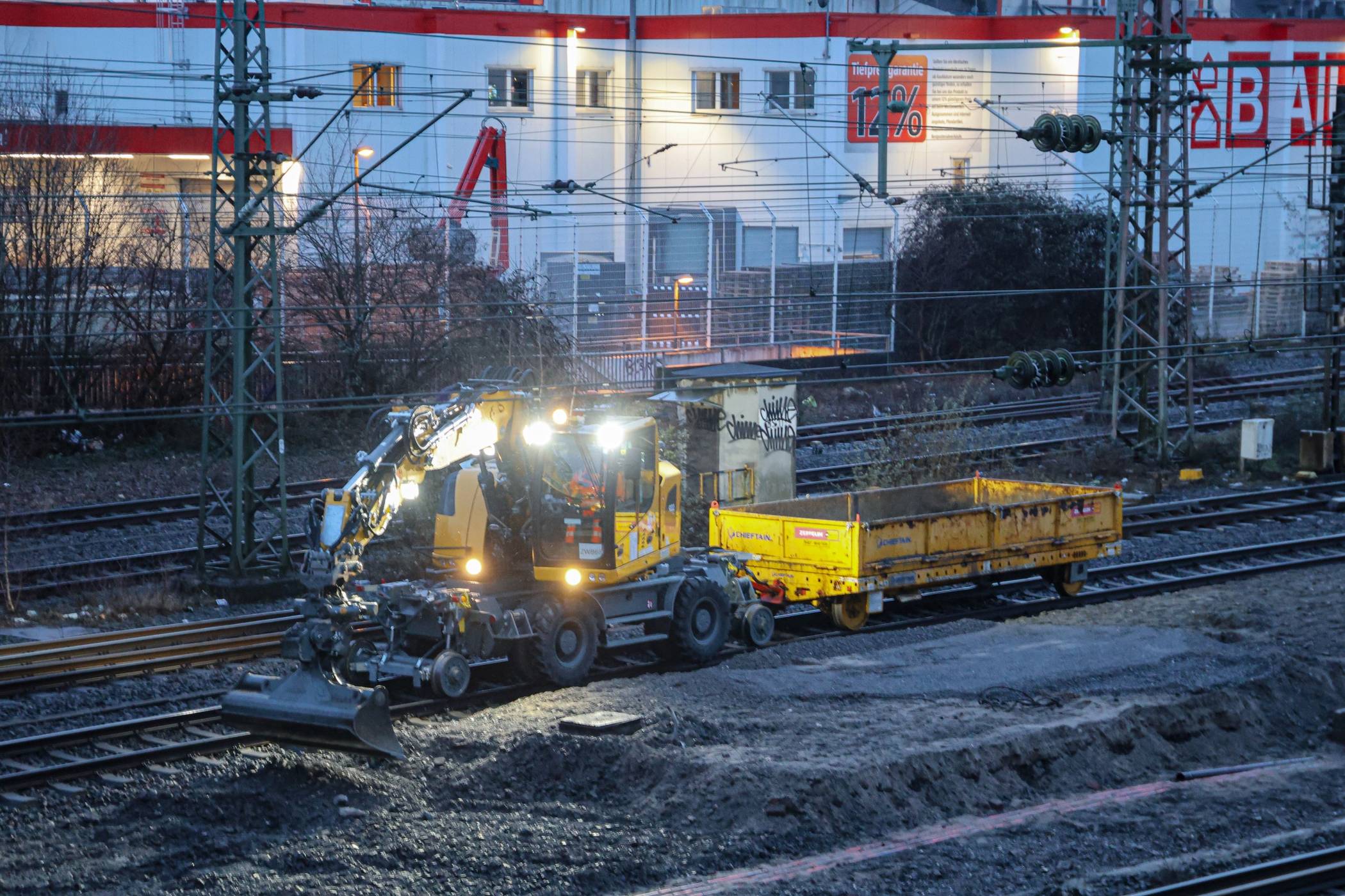 Das Gleisbett wird ausgebaggert.