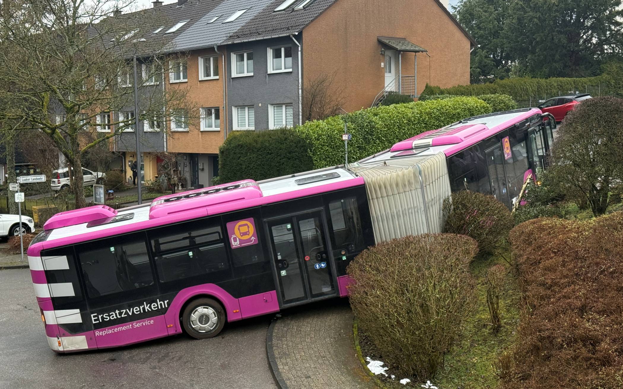 Schienenersatzverkehr: Bus in Laaken auf Abwegen
