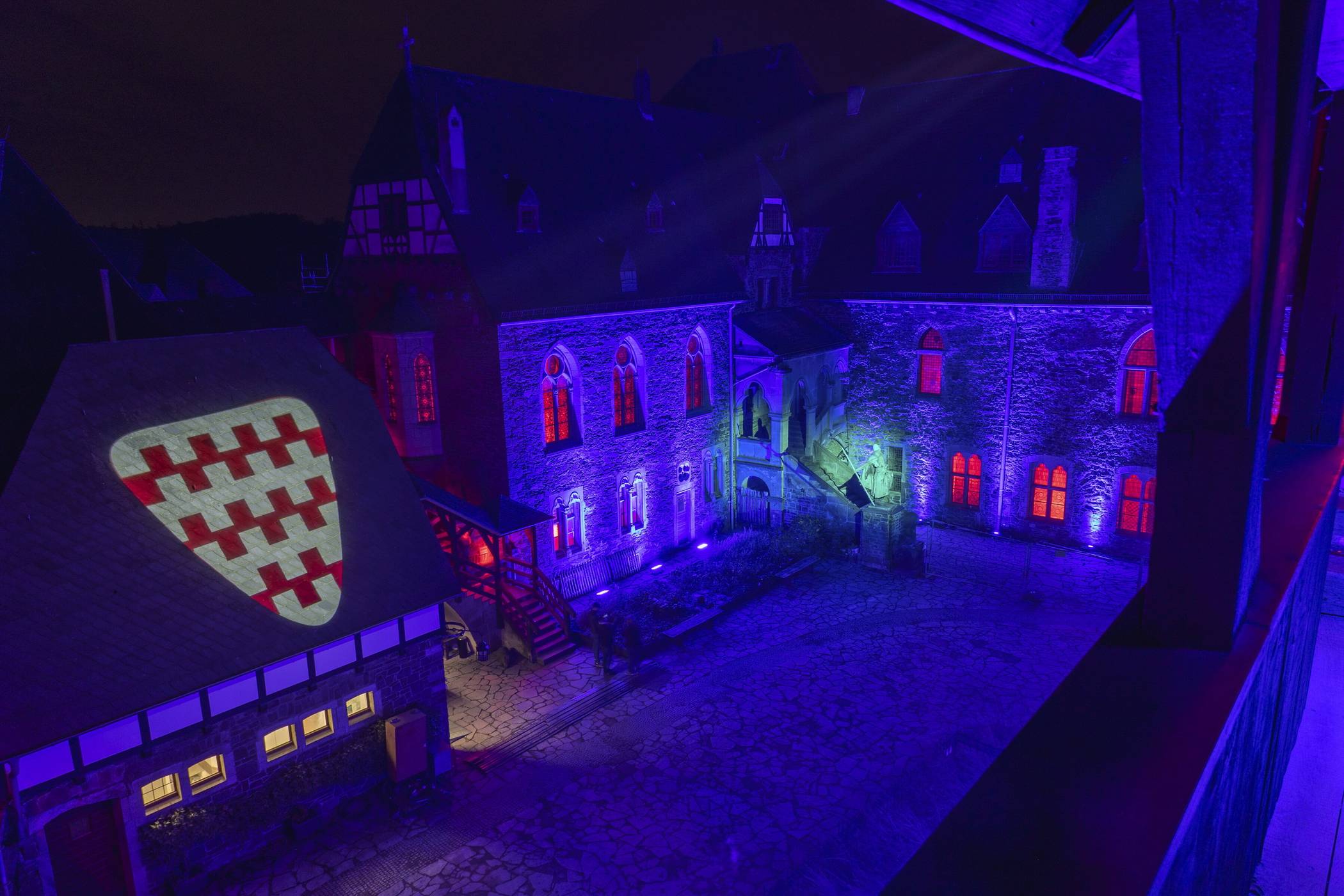 Der illuminierte Innenhof.