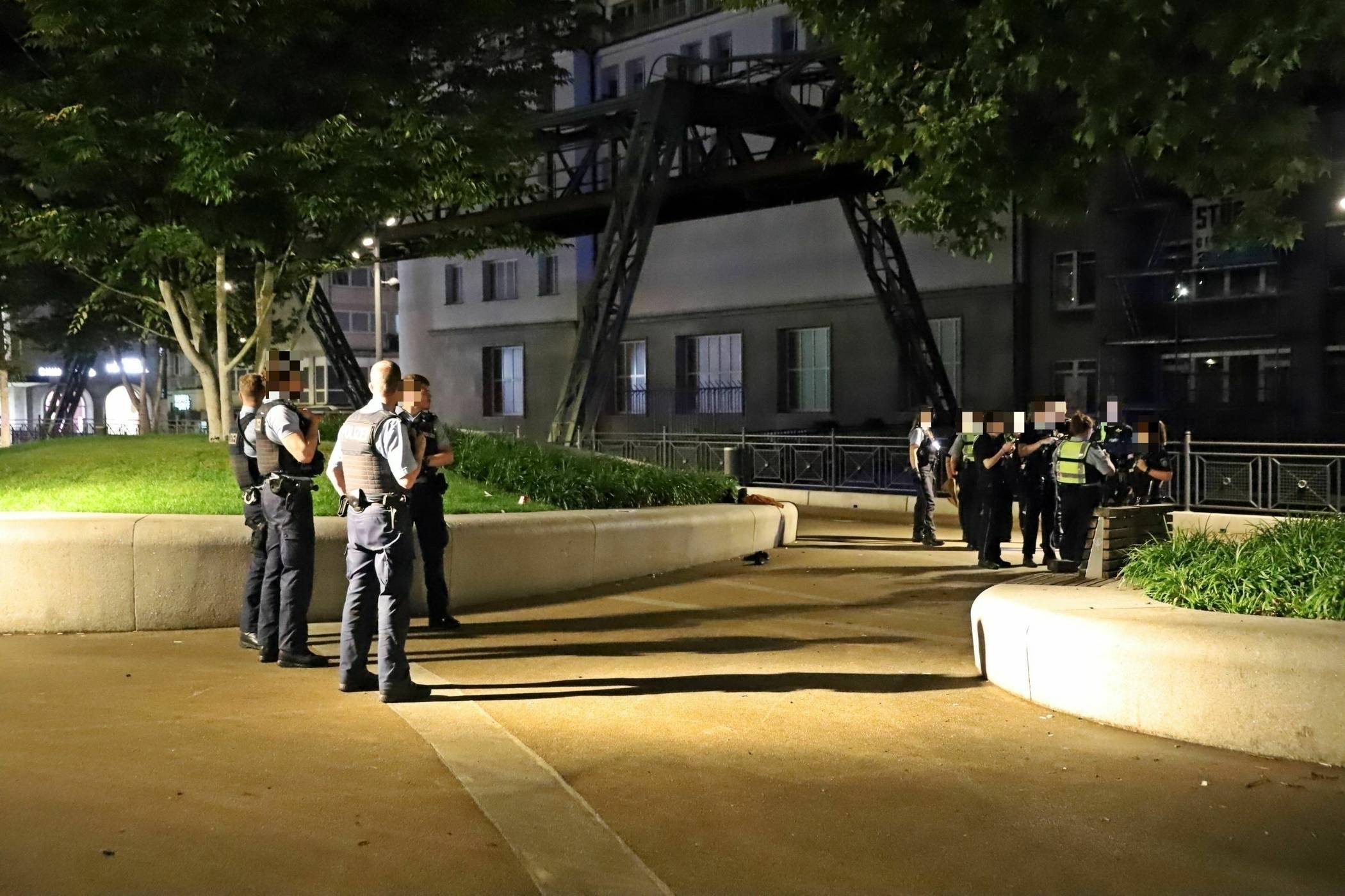 Nächtlicher Polizeieinsatz im Wupperpark Ost.