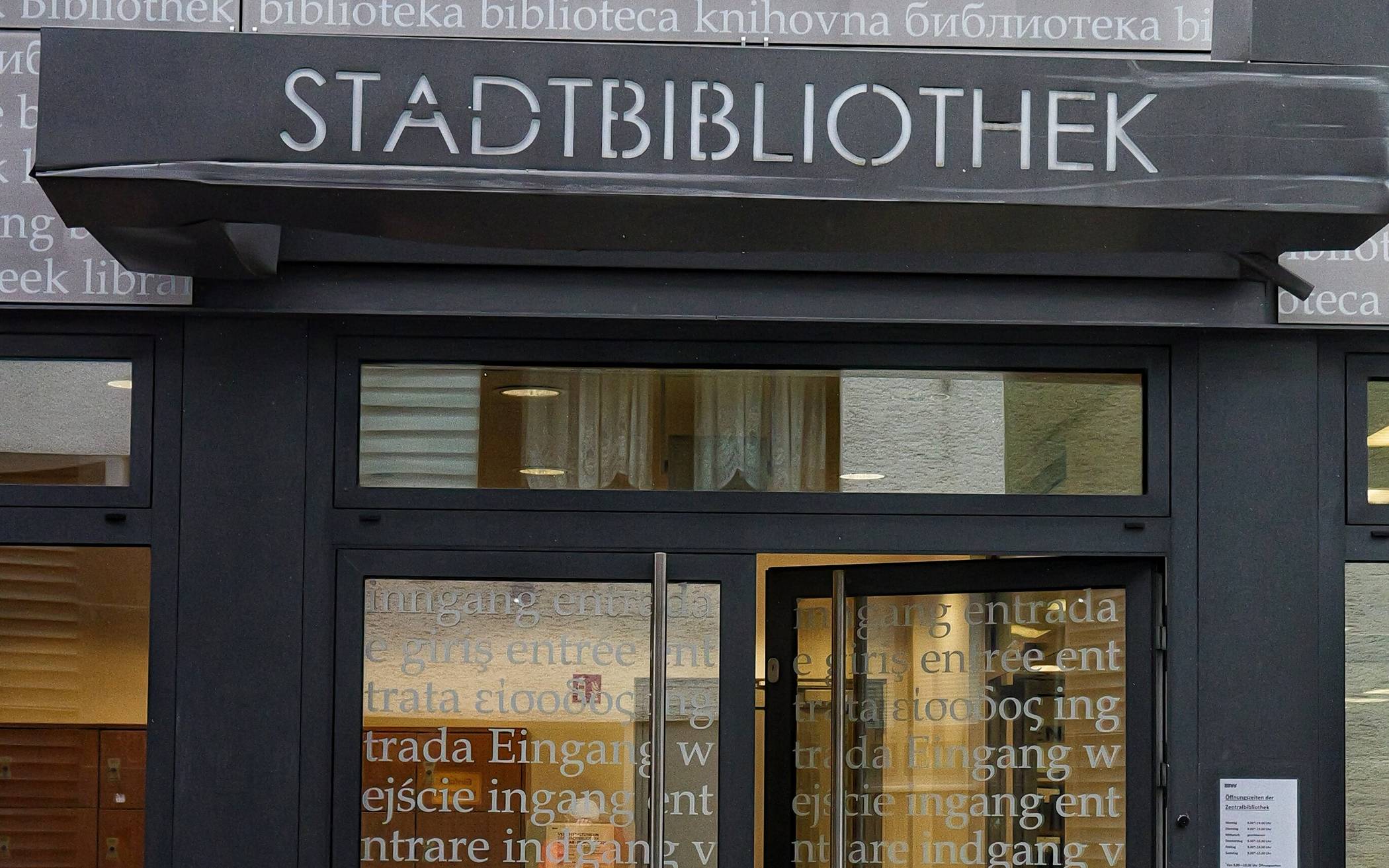  Der Eingang der Stadtbibliothek in Elberfeld. 