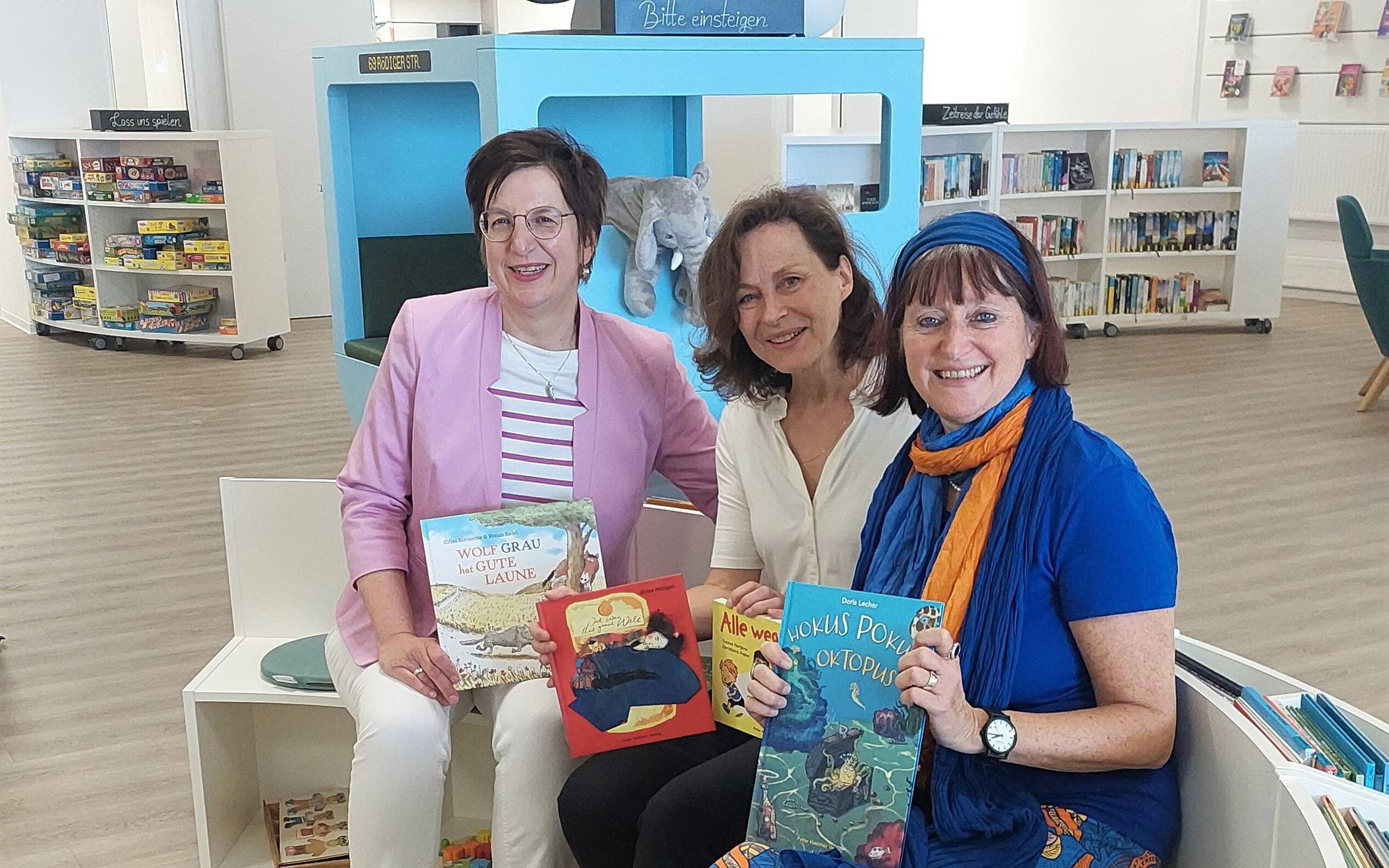 Von li.: Karin Röhrich (Direktorin der Stadtbibliothek), Claudia Putz (Mitarbeiterin des Peter-Hammer-Verlags) und Susanne Hasenöhrl (Leiterin der Zentralbibliothek) 2025 bei der Übergabe der Bücher in der neu eröffneten Stadtteilbibliothek am Rott.