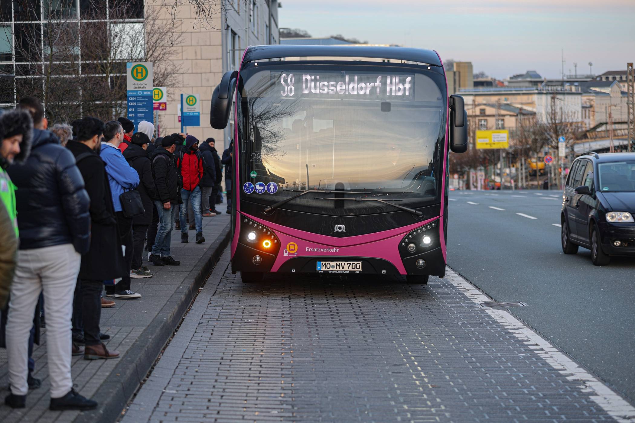 Großer Andrang an der Haltestelle an der Historischen Stadthalle.