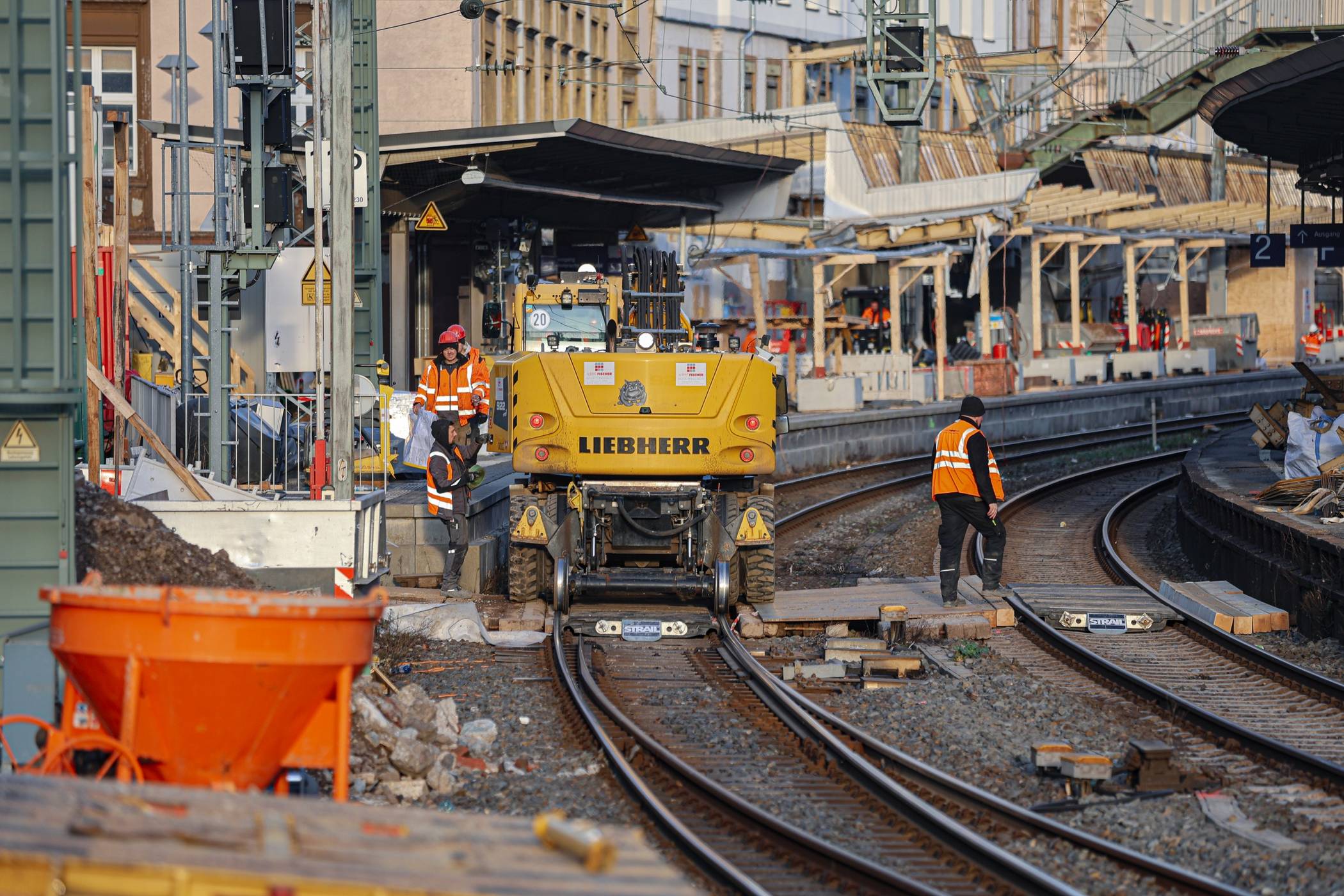  Am Wuppertaler Hauptbahnhof laufen die Arbeiten auf Hochtouren. 