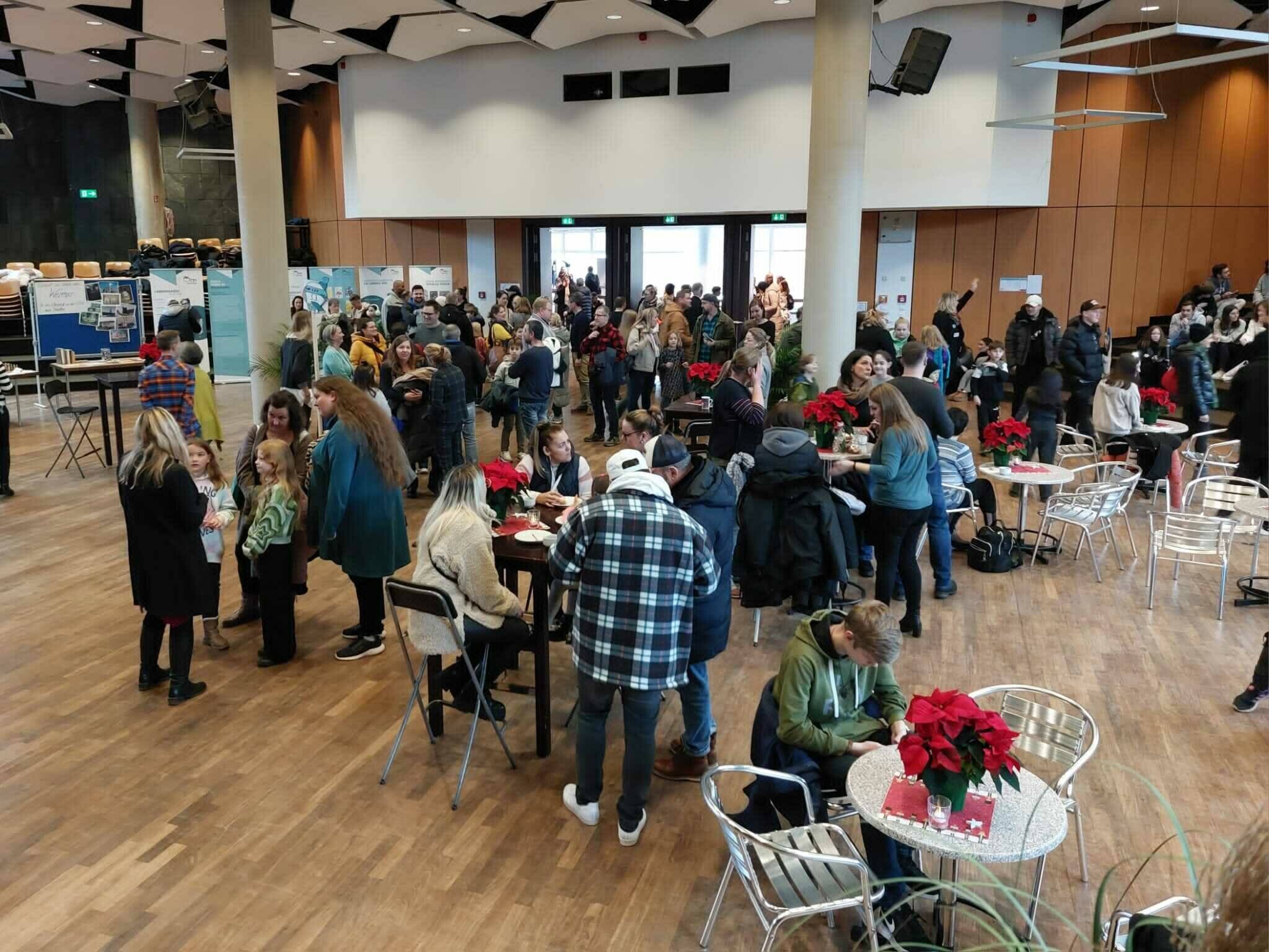 Nicht jede Schule hat eine Aula wie hier die Erich-Fried-Gesamtschule in Ronsdorf.