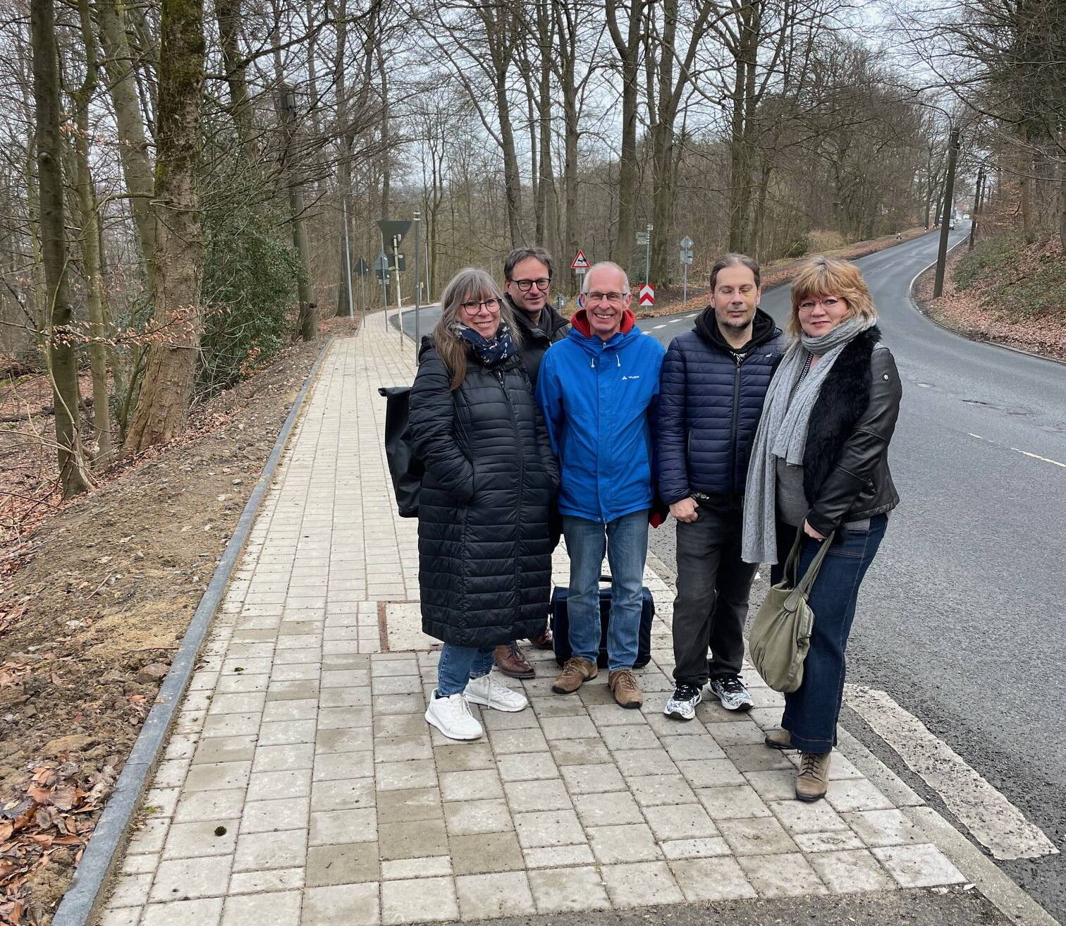  Die Bezirksvertreterinnen und Bezirksvertreter Ilka Oberhaus, Uwe Sippel, Dr. Stefan Kühn, Jörg Dörr und Christine Sippel vor dem Gehweg entlang der Lönsstraße gepflastert (von li.). 