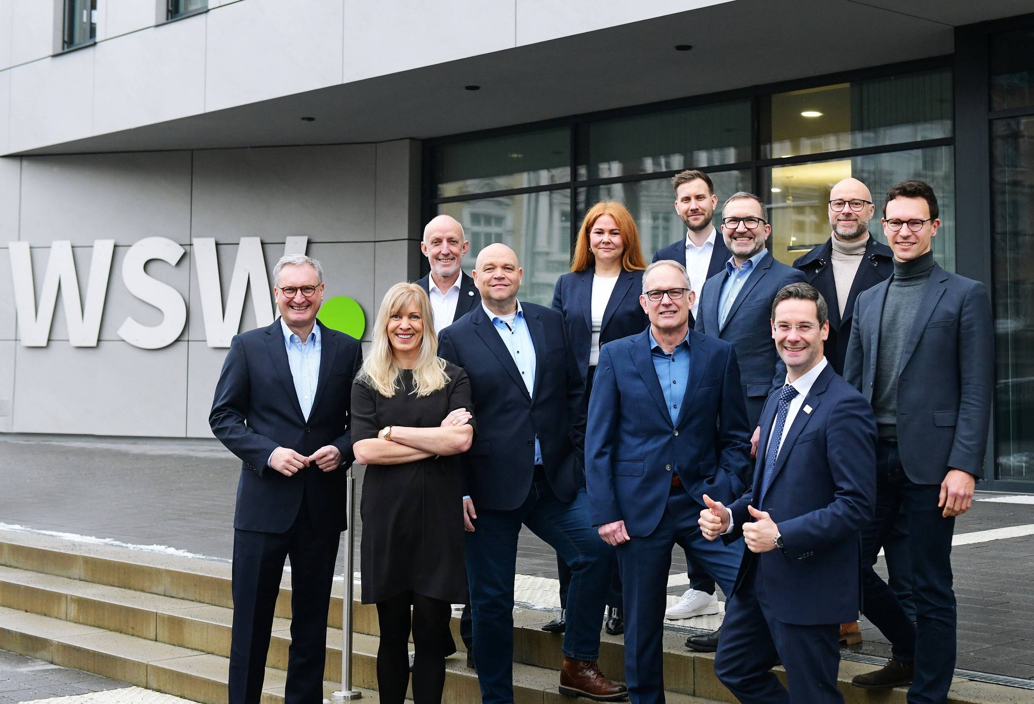  Von li.: Markus Hilkenbach (WSW-Vorstandsvorsitzender), Christine Koste (Bereichsleitung Absatzmanagement, WSW), Markus Schlomski (WSW-Vorstand und -Arbeitsdirektor), Karsten Gensing-Wien (Bereichsleitung Kommunikations- und Informationstechnologie, WSW), Birthe Jungbluth (Communications Manager, rku.it), Dirk Stieler (CEO, rku.it), Tim Krawczyk (Sales Manager, rku.it), Michael Stuck (WSW-Projektleitung), Timo Dell (Member of Managementboard, rku.it), Patrick Degner (Head of Customer Business Relationship, rku.it), Stefan Jünke (WSW-Projektleitung). 