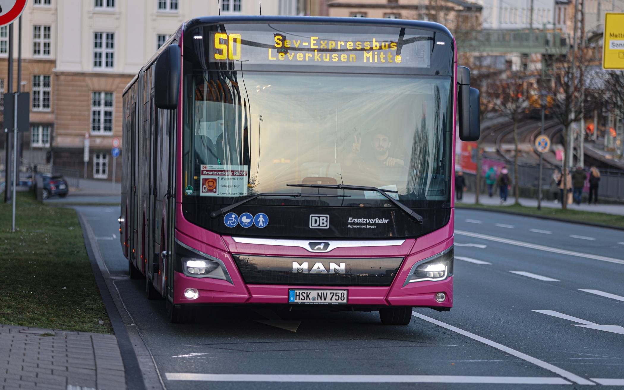 Schienenersatzverkehr: Bahn kündigt Verbesserungen an