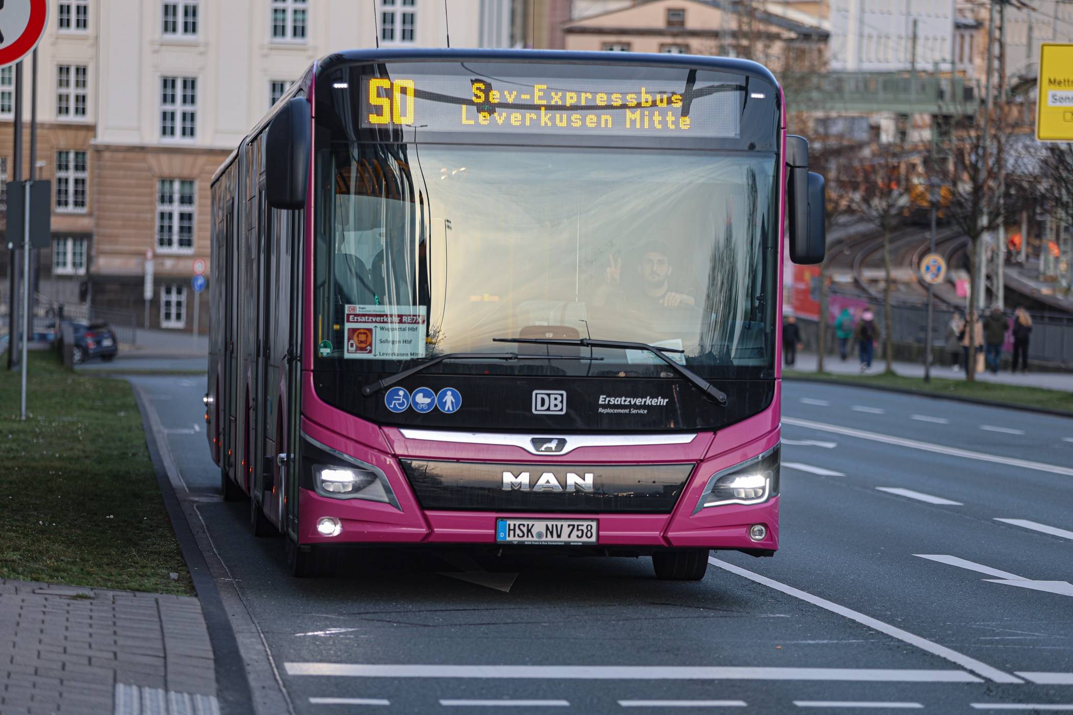 Ein Bus des Ersatzverkehrs auf der Bahnhofstraße in Elberfeld.