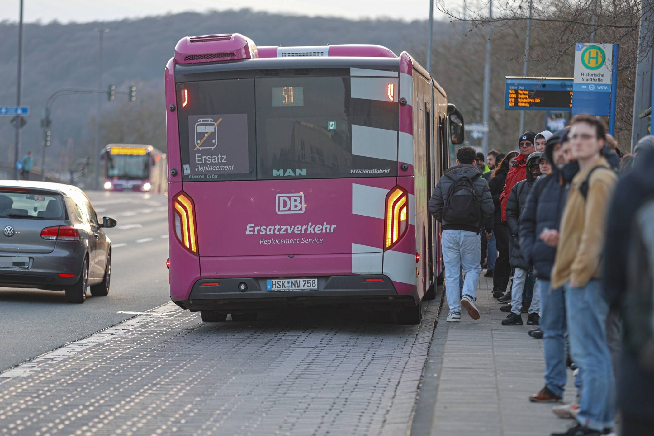 Andrang an der Haltestelle Historische Stadthalle.