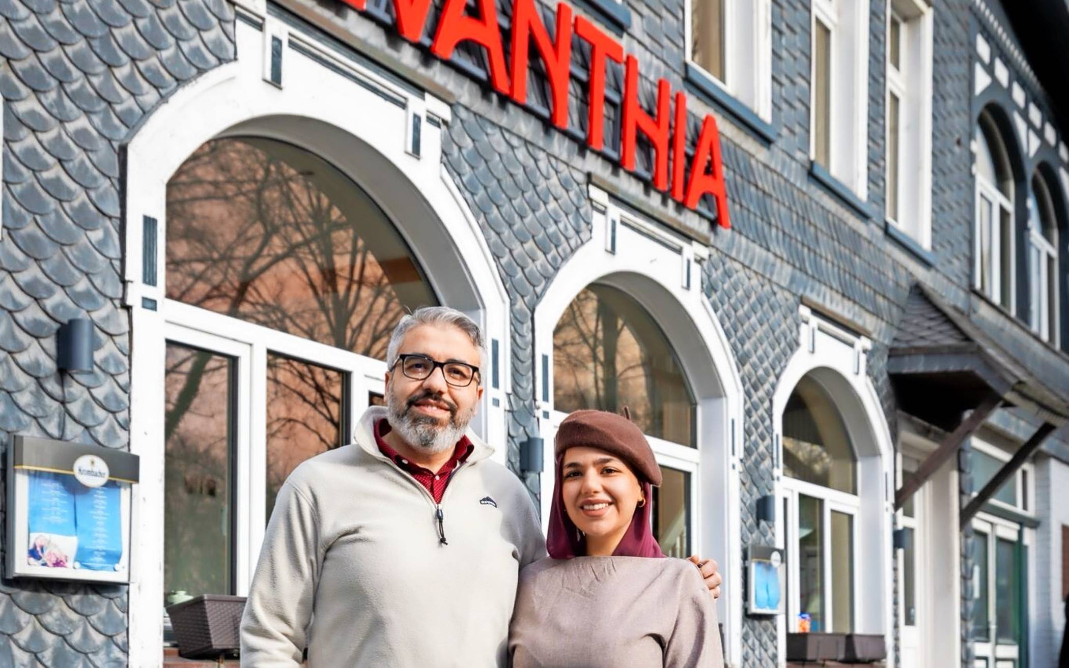 Huda AlAny und ihr Onkel Mohamed Aldeile vor ihrem „Levanthia“.   