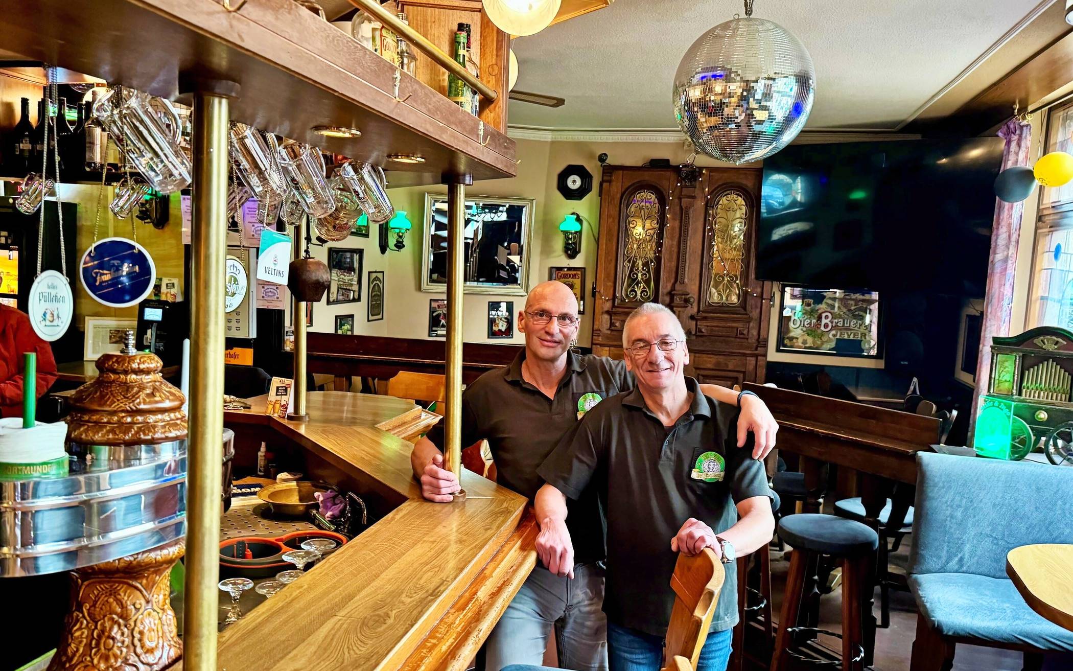  Mike Fierus (re.) und Ingo Hens feiertern das 30-jährige Jubiläum in ihret Traditionskneipe „Wiesenstübchen“. 