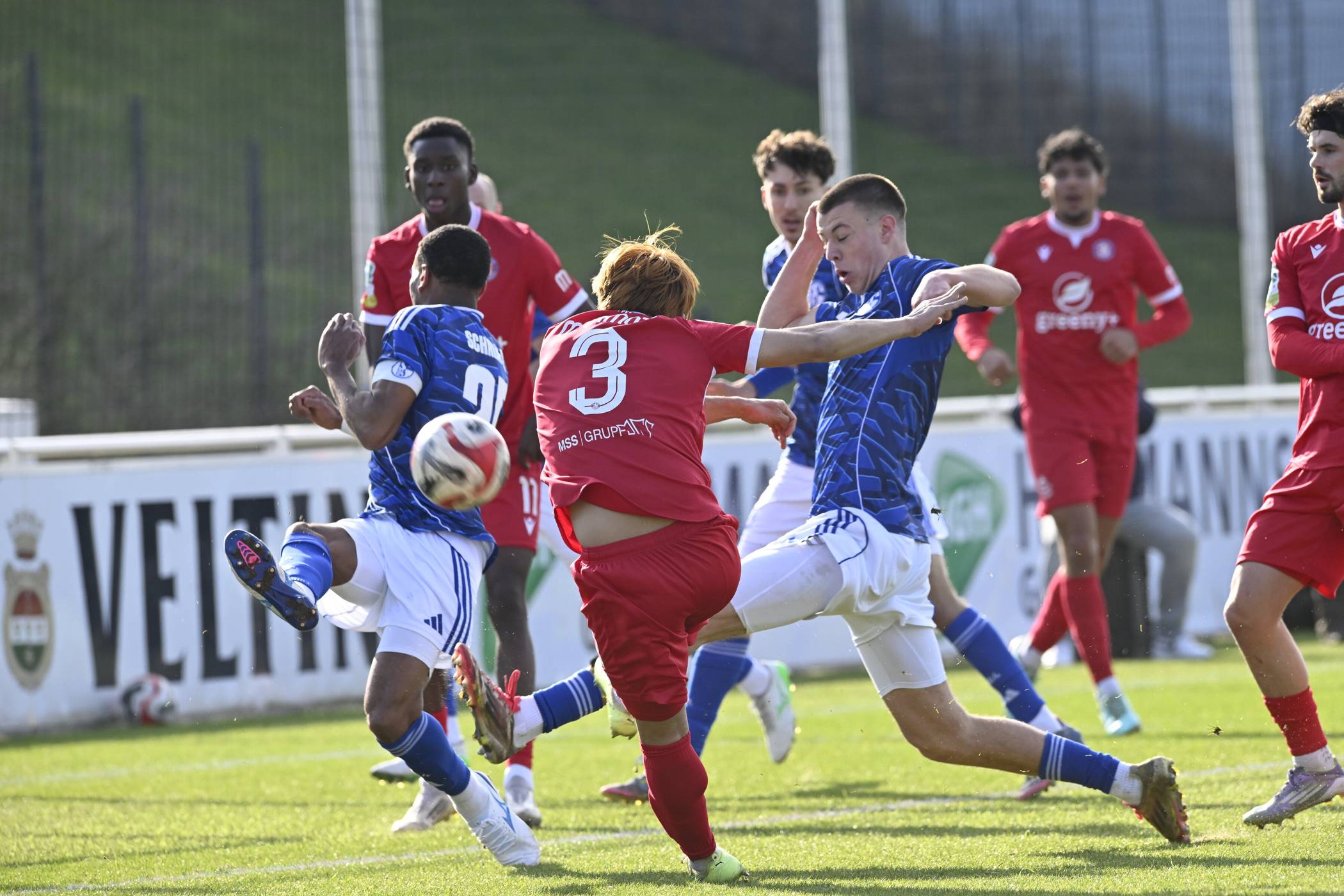 Schuss von Toshiaki Miyamoto im Gelsenkirchener Parkstadion.