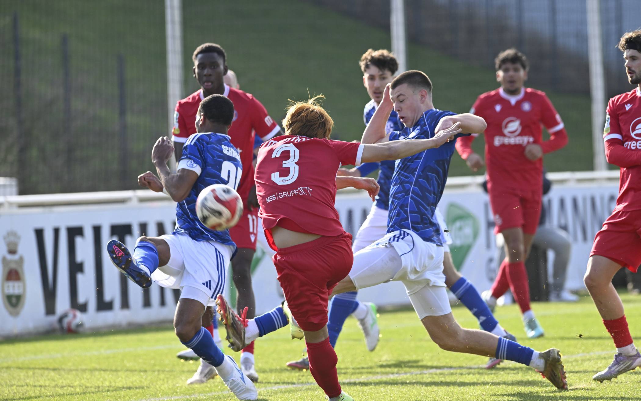 Schuss von Toshiaki Miyamoto im Gelsenkirchener