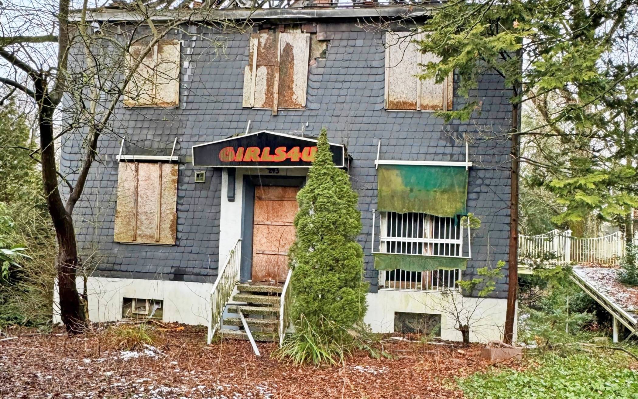 Der frühere Saunaclub am Mollenkotten 243 in Nächstebreck ist heute nur noch eine Ruine. Es gibt wenig Hinweise darauf, dass sich das in absehbarer Zeit ändert.  