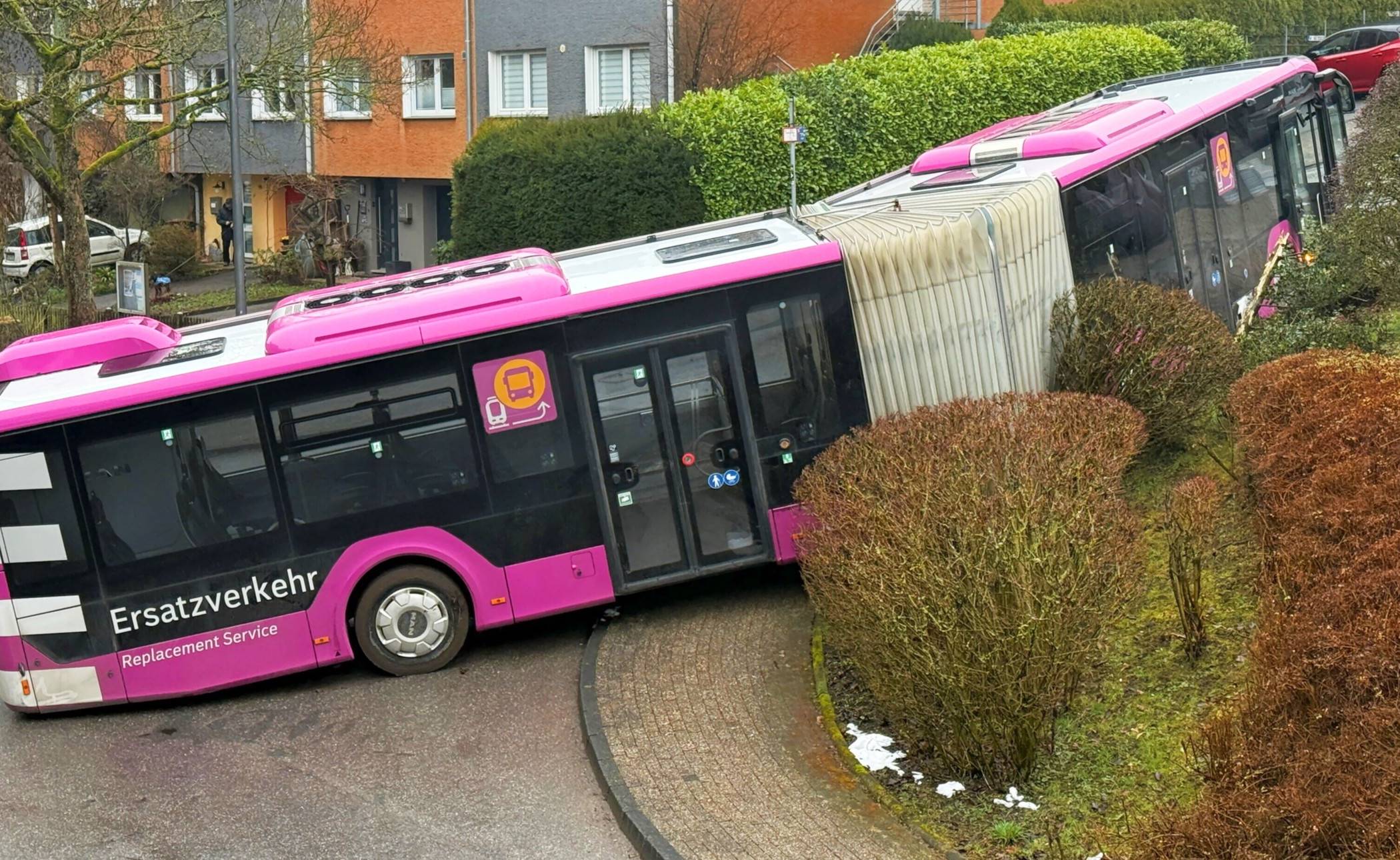 Dat war wohl keinen: Ersatzverkehrsbus in einer Hecke in Laaken. 