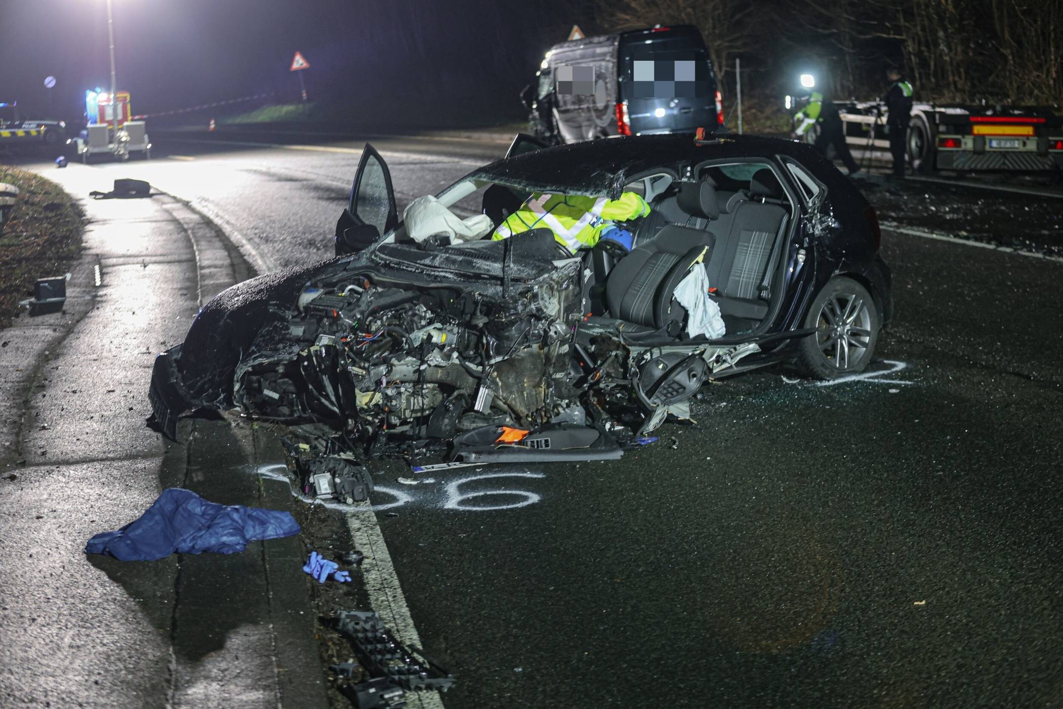 Beide Wagen wurden erheblich beschädigt.