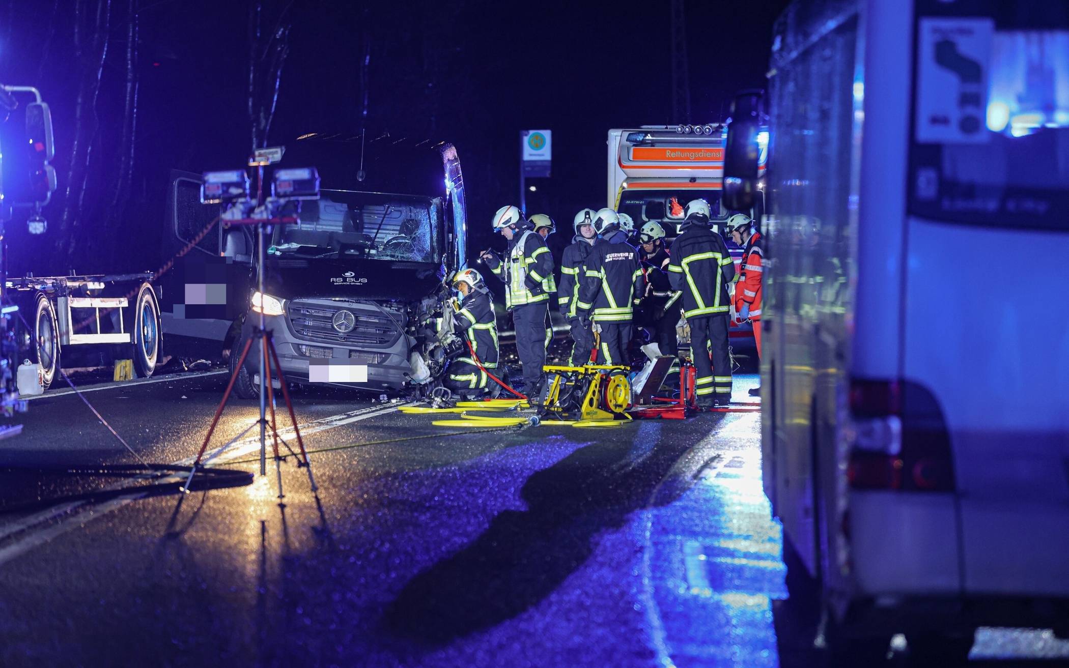 Bilder: Unfall auf regennasser Straße in Wuppertal