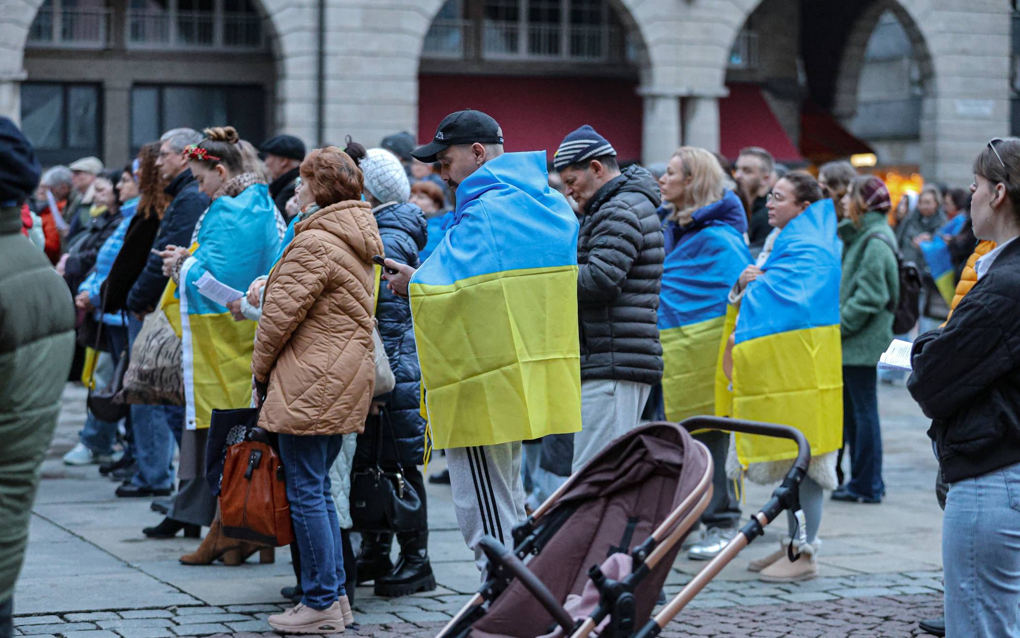 Bilder: Mahnwache vor Wuppertaler Rathaus für Ukraine