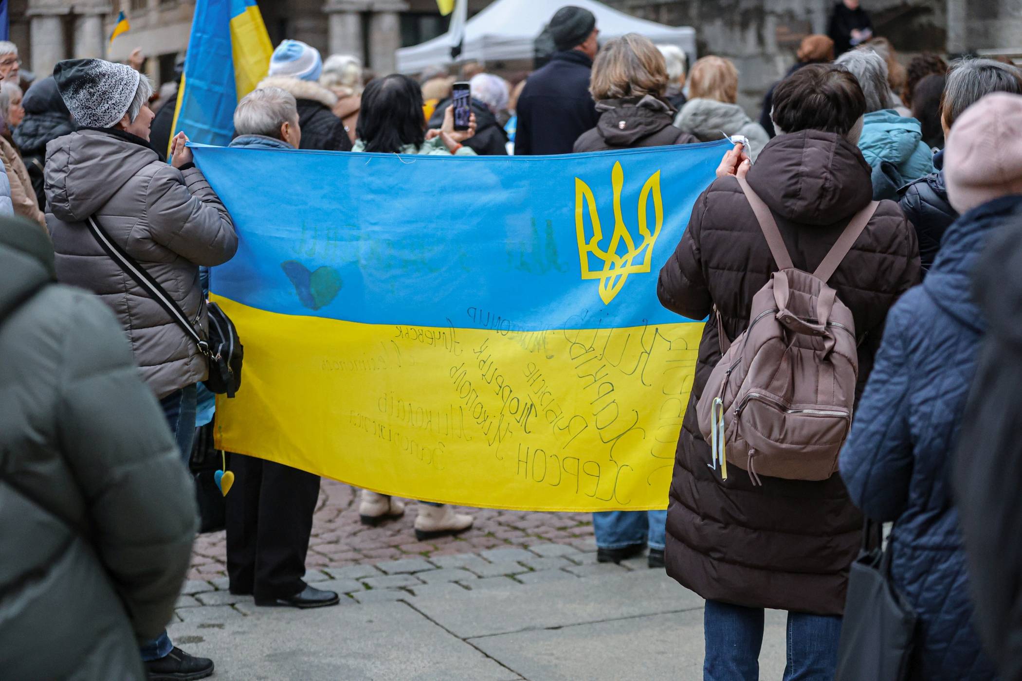  Bild vom Rathausvorplatz. 