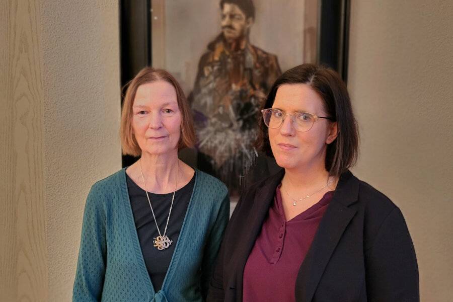 Autorin Jutta Höfel (li.) und Pfarrerin Katharina Pött vor dem Selbstportrait des Wuppertaler Künstlers Jochen Roedszus.