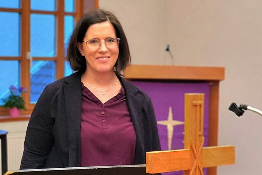 Katharina Pött hat die Ausstellung mit einem Gottesdienst eröffnet.