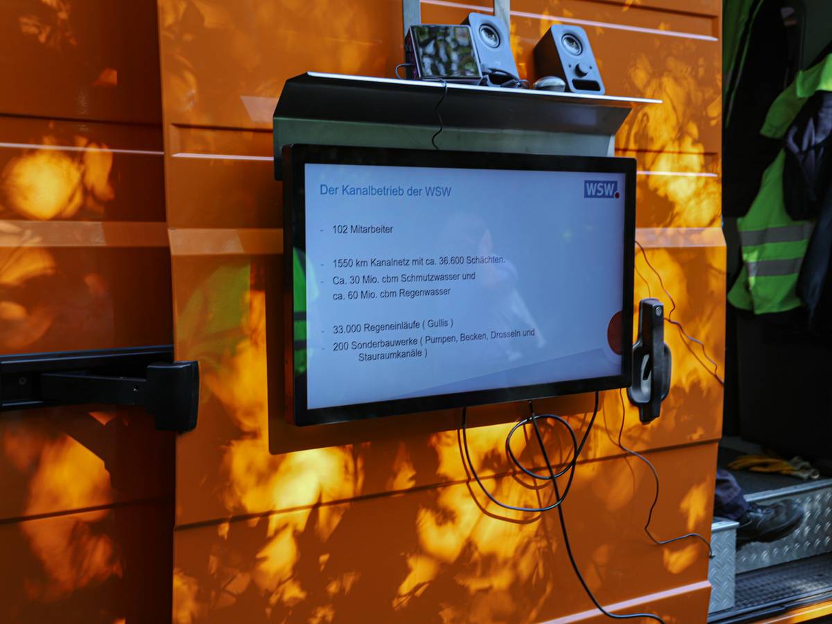 WSW reinigen am frühen Morgen die Sinkkästen