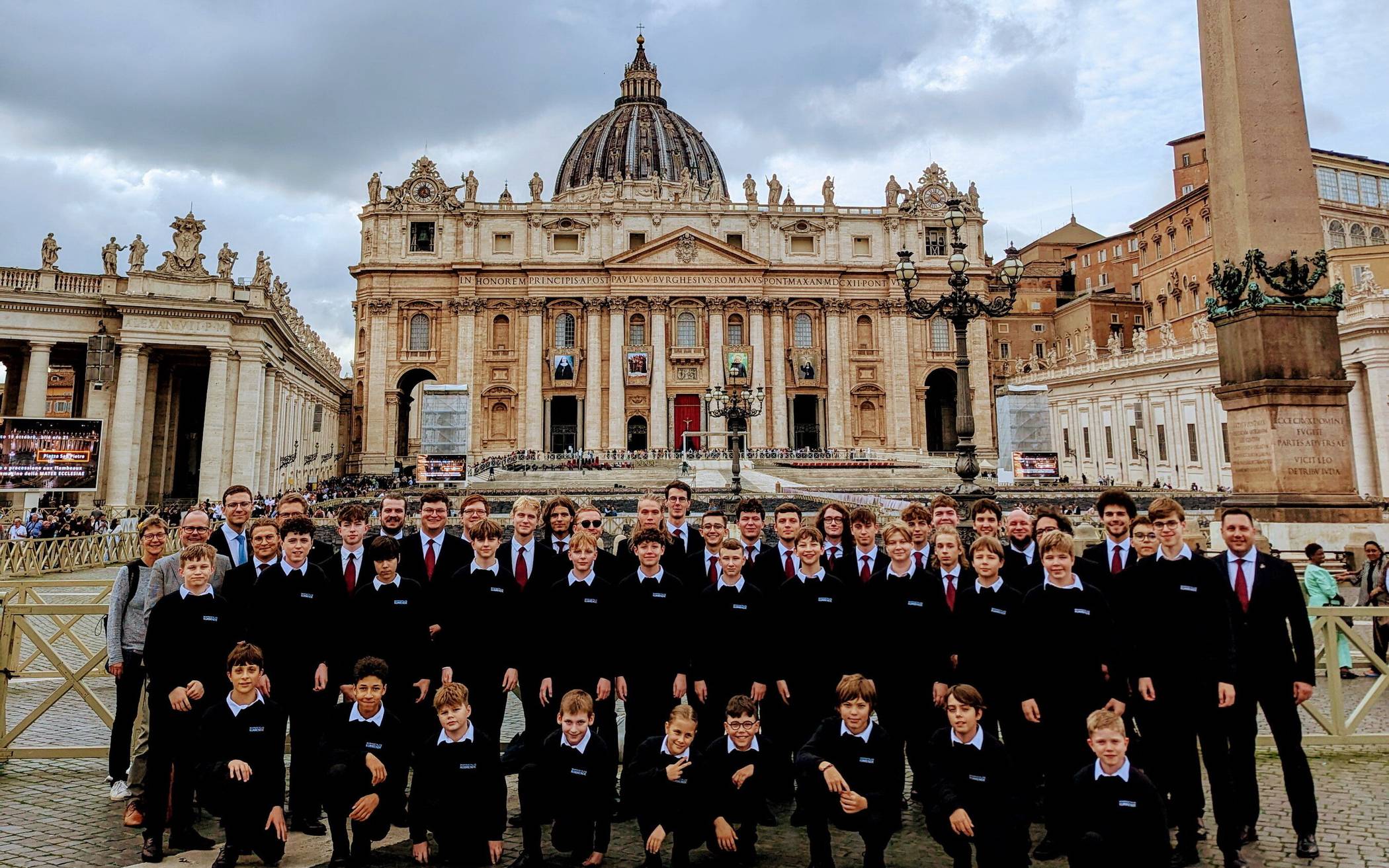 Die Kurrende vor dem Petersdom.