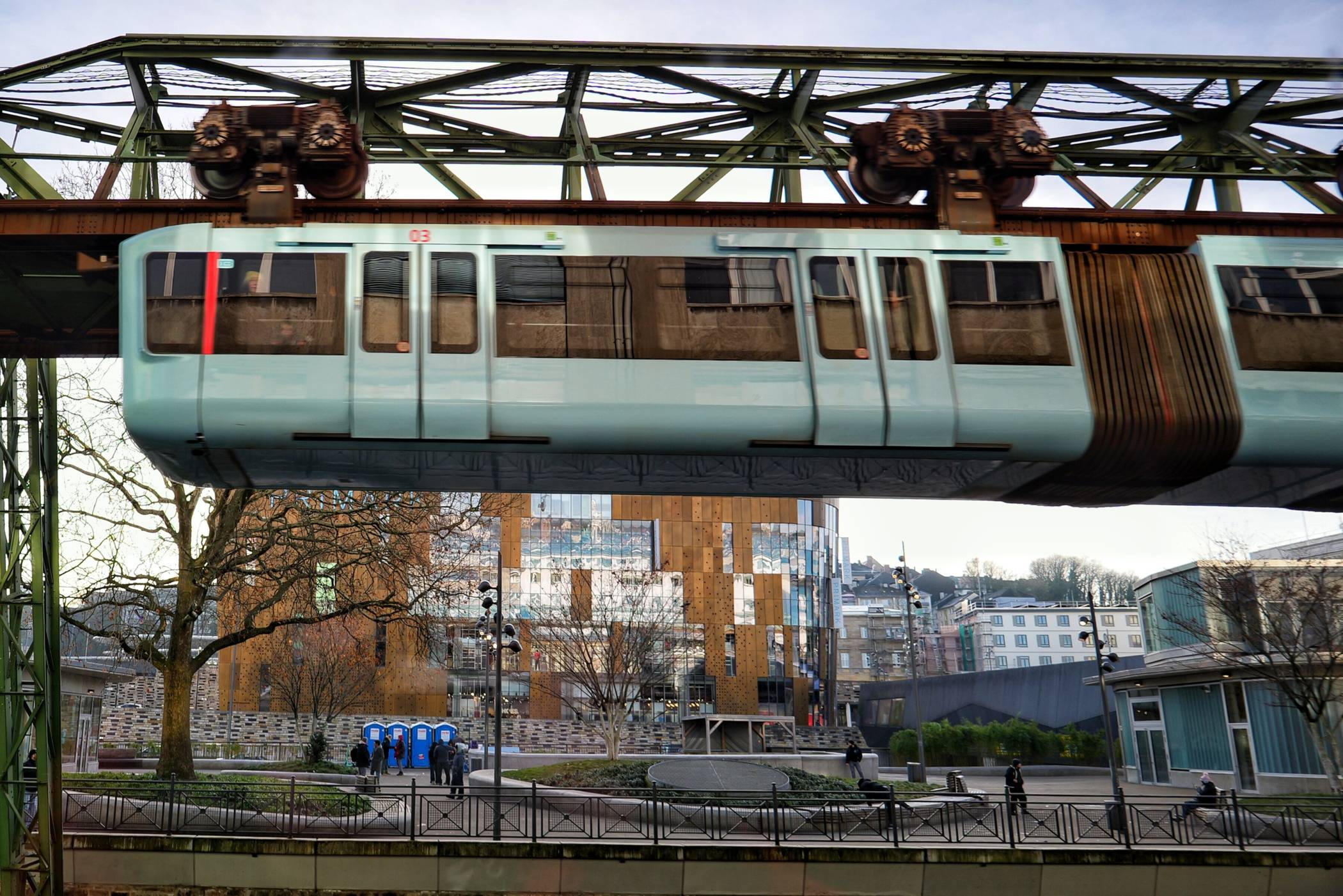  Der Wupperpark Ost. Im Hintergrund die mobilen Toiletten. 