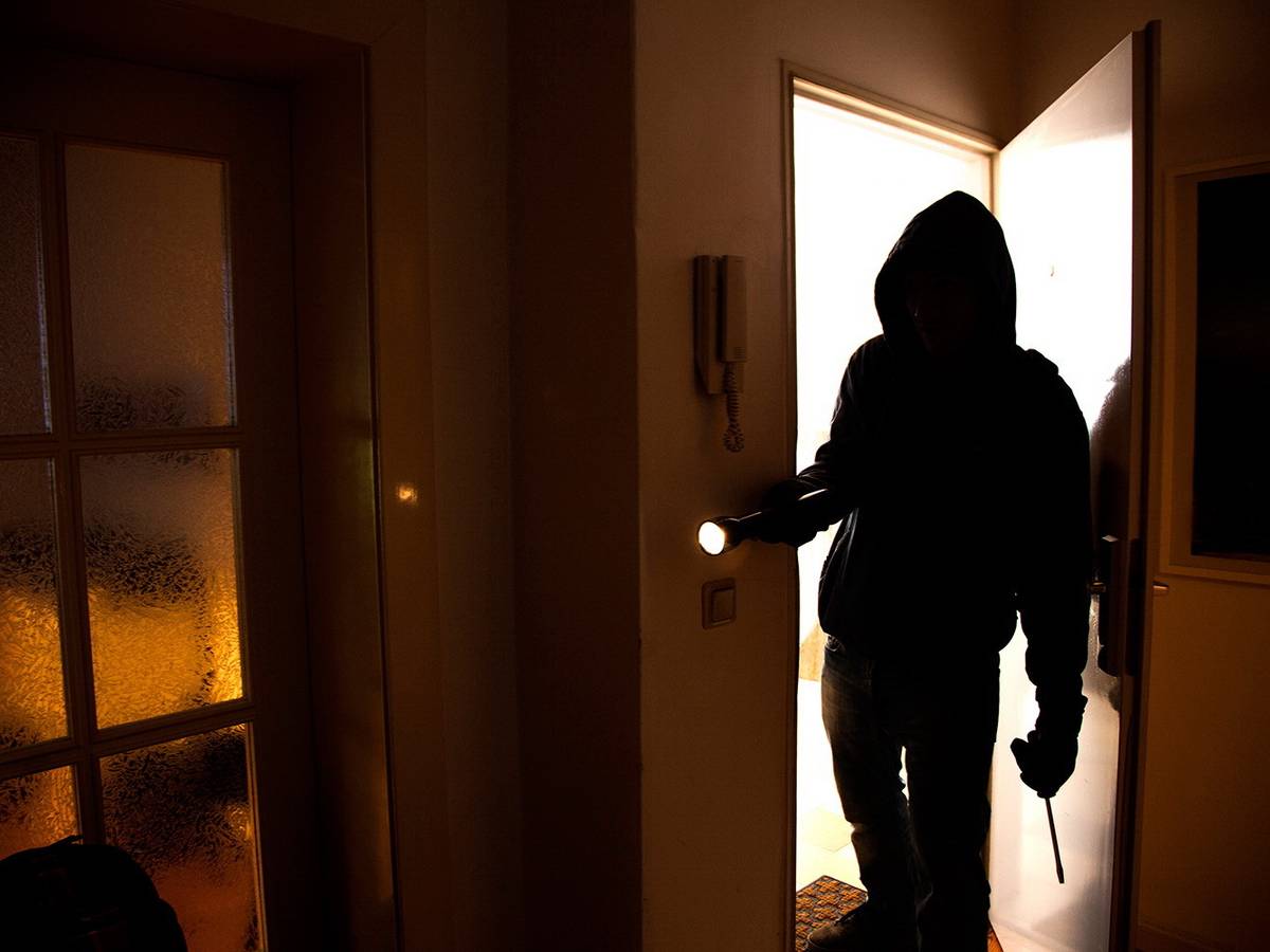 Einbrecher stehlen Wertgegenstände – und Süßigkeiten