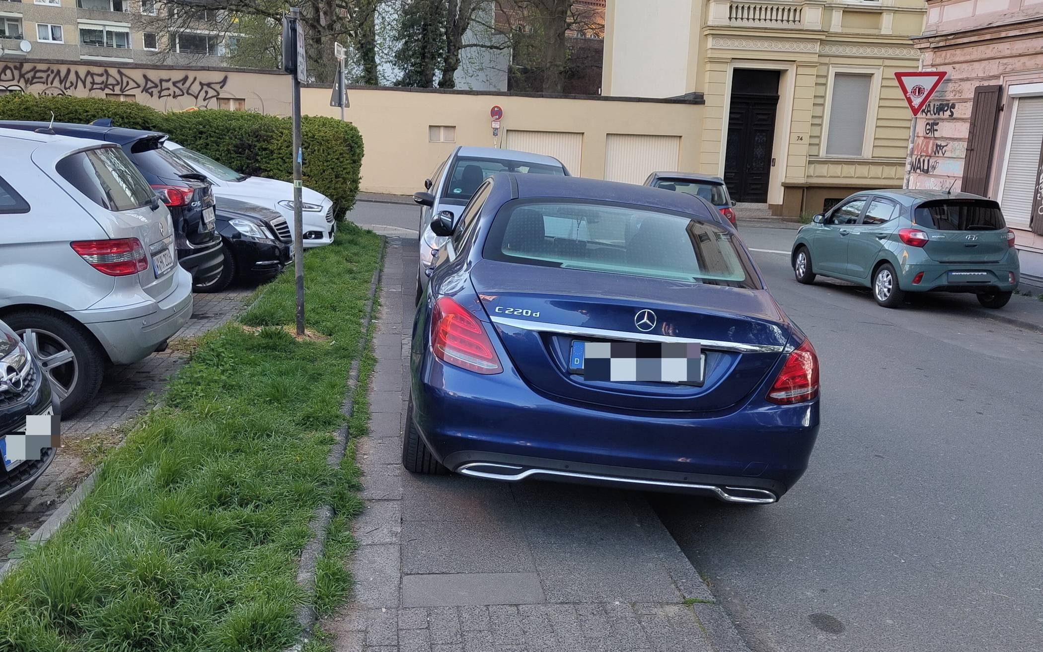  Parken auf dem Gehweg. 