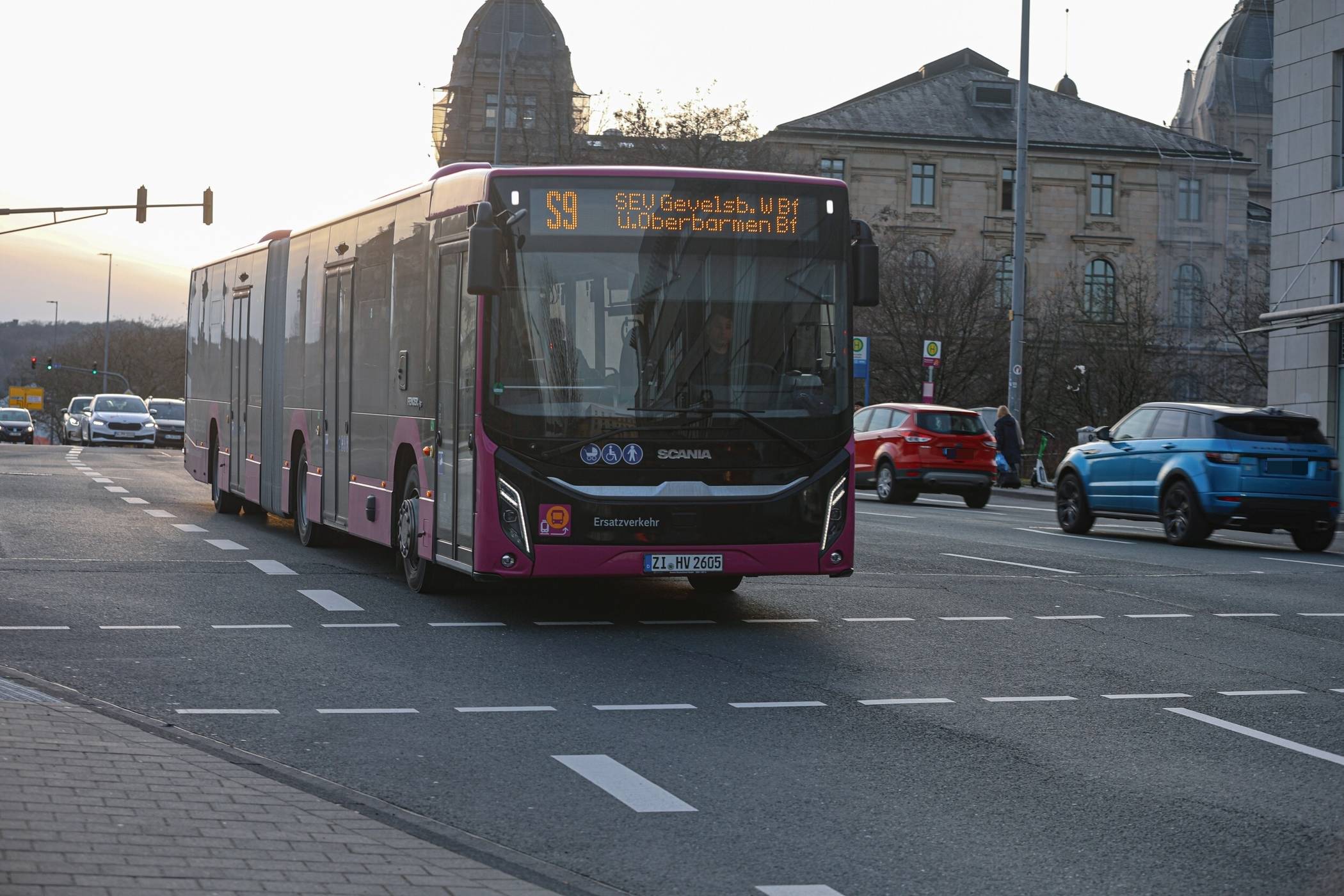 Ein Bus des Ersatzverkehrs auf der Bahnhofstraße.