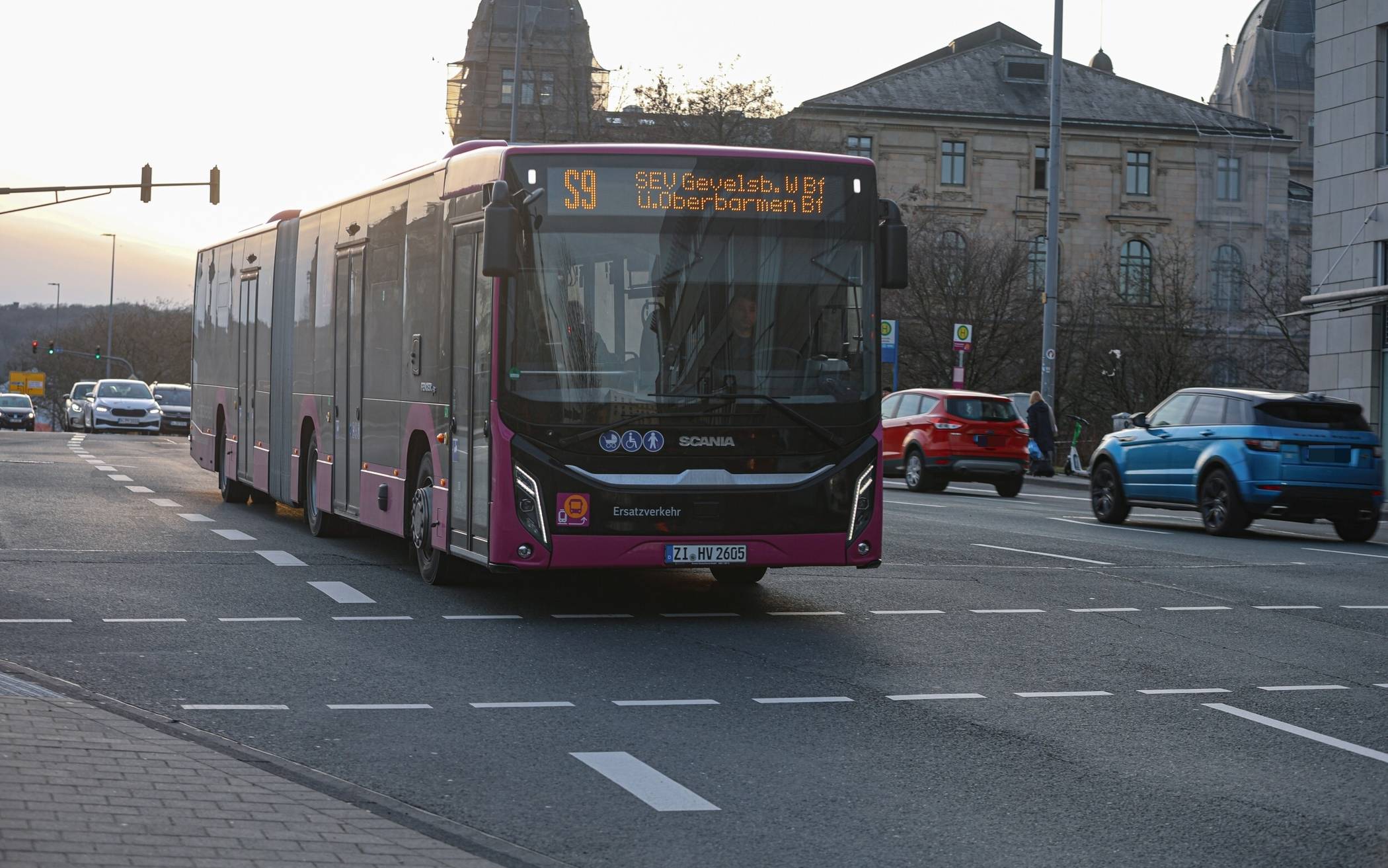 Ein Bus des Ersatzverkehrs auf der