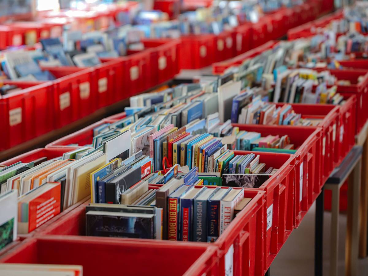 Büchertafel mit rund 15.000 Exemplaren