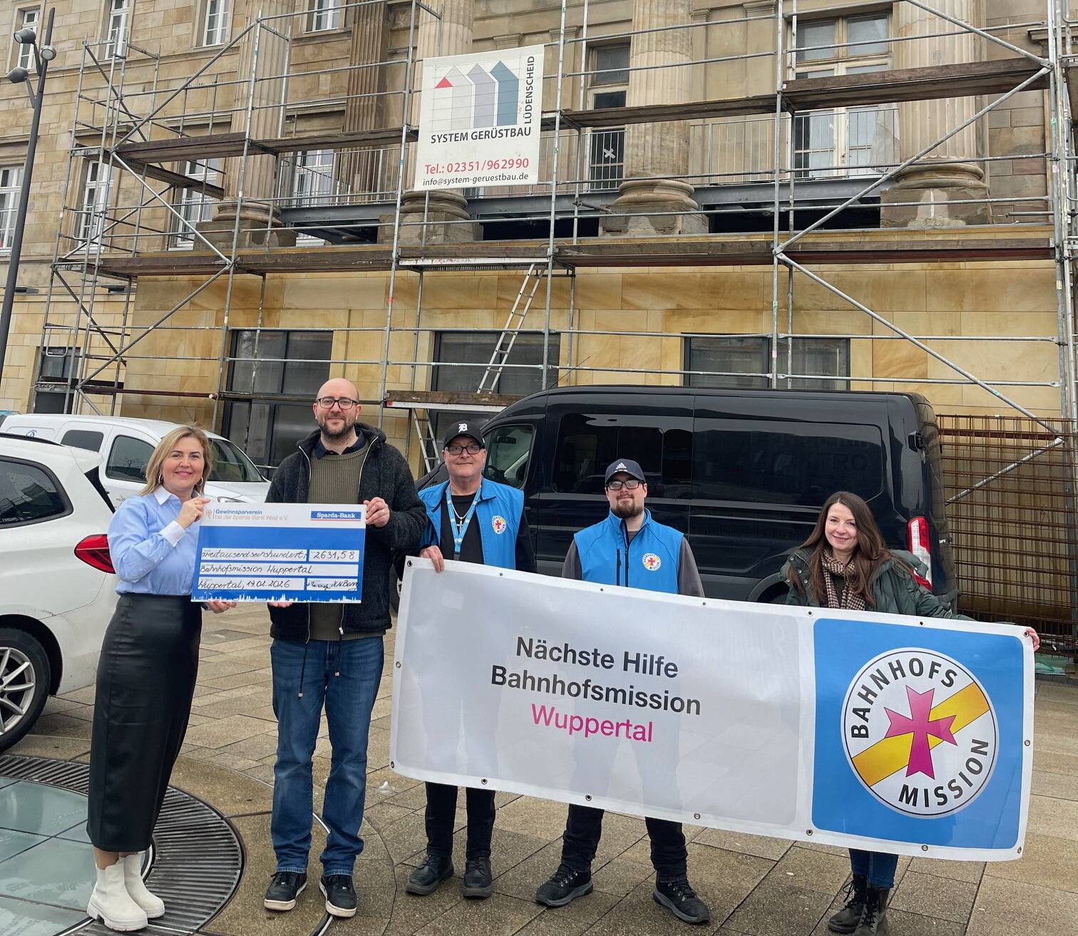  Wioletta Bonny (li., Filialleiterin der Sparda-Bank in Wuppertal) überreichte einen symbolischen Scheck an Florian Gonner (2.v.li., Abteilungsleitung Sozialraumarbeit im Caritasverband Wuppertal/Solingen) sowie an einige der Mitarbeiterinnen und Mitarbeiter. 