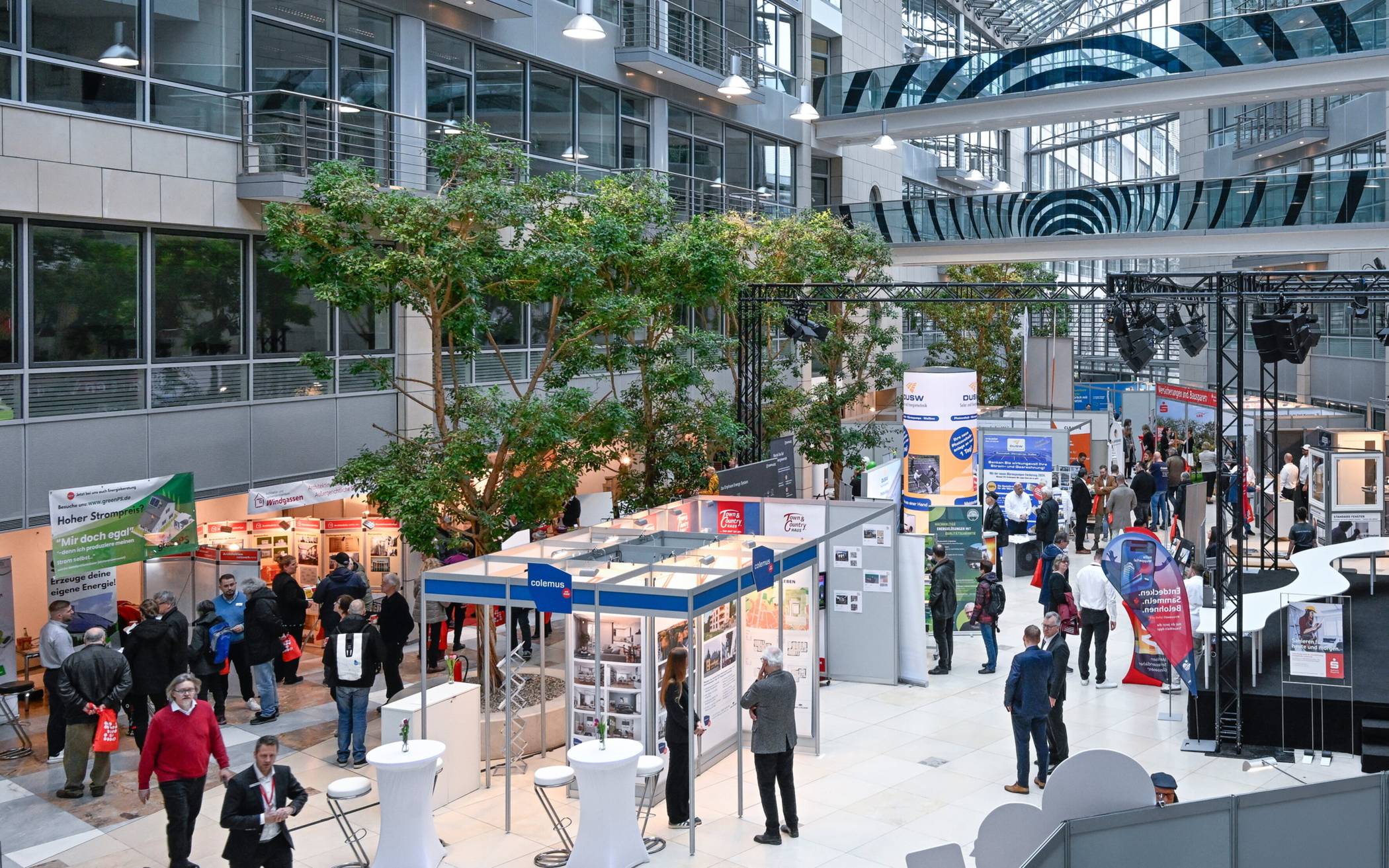  Blick in die Glashalle der Sparkasse. Im Rahmen des neuen Konzepts wird aus dem Event eine Wissens- und Vortragsplattform,. 