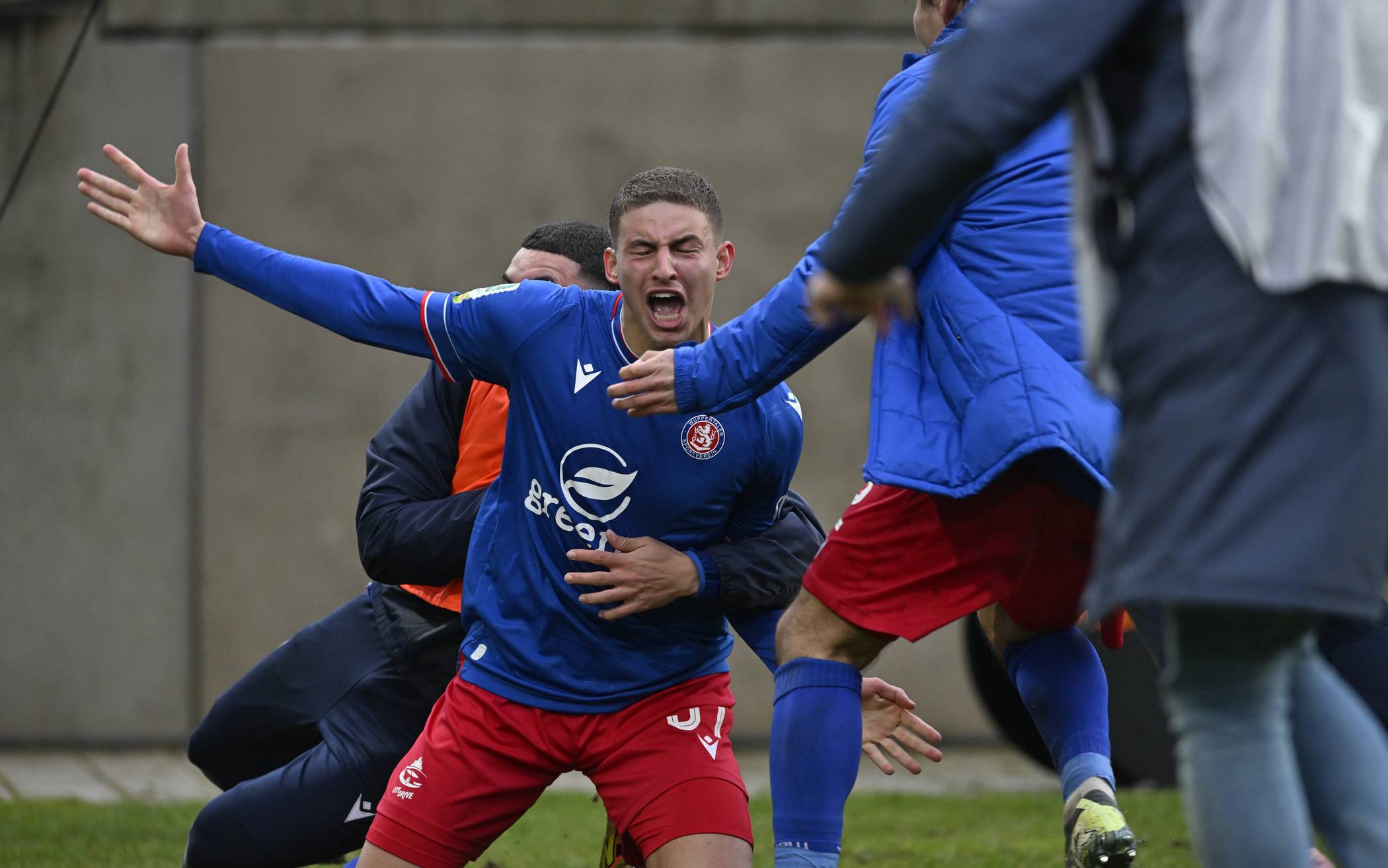 Torschütze Amin Bouzraa und Trainer Mike
