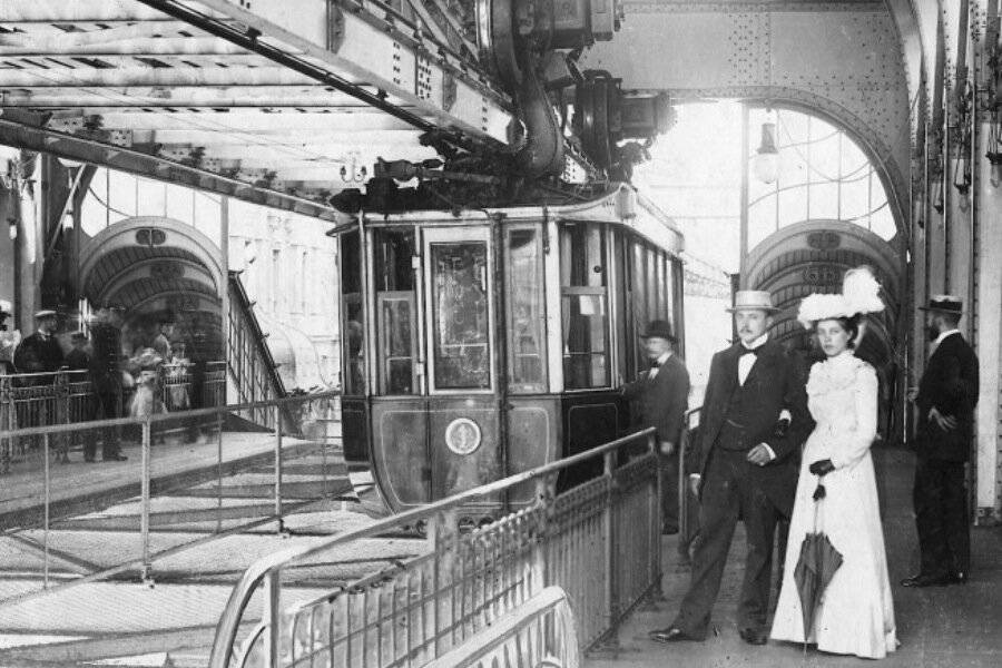 Vom „Ungetüm“ zum beliebten Verkehrsmittel: Bahnsteigszene aus dem Jahr 1912.