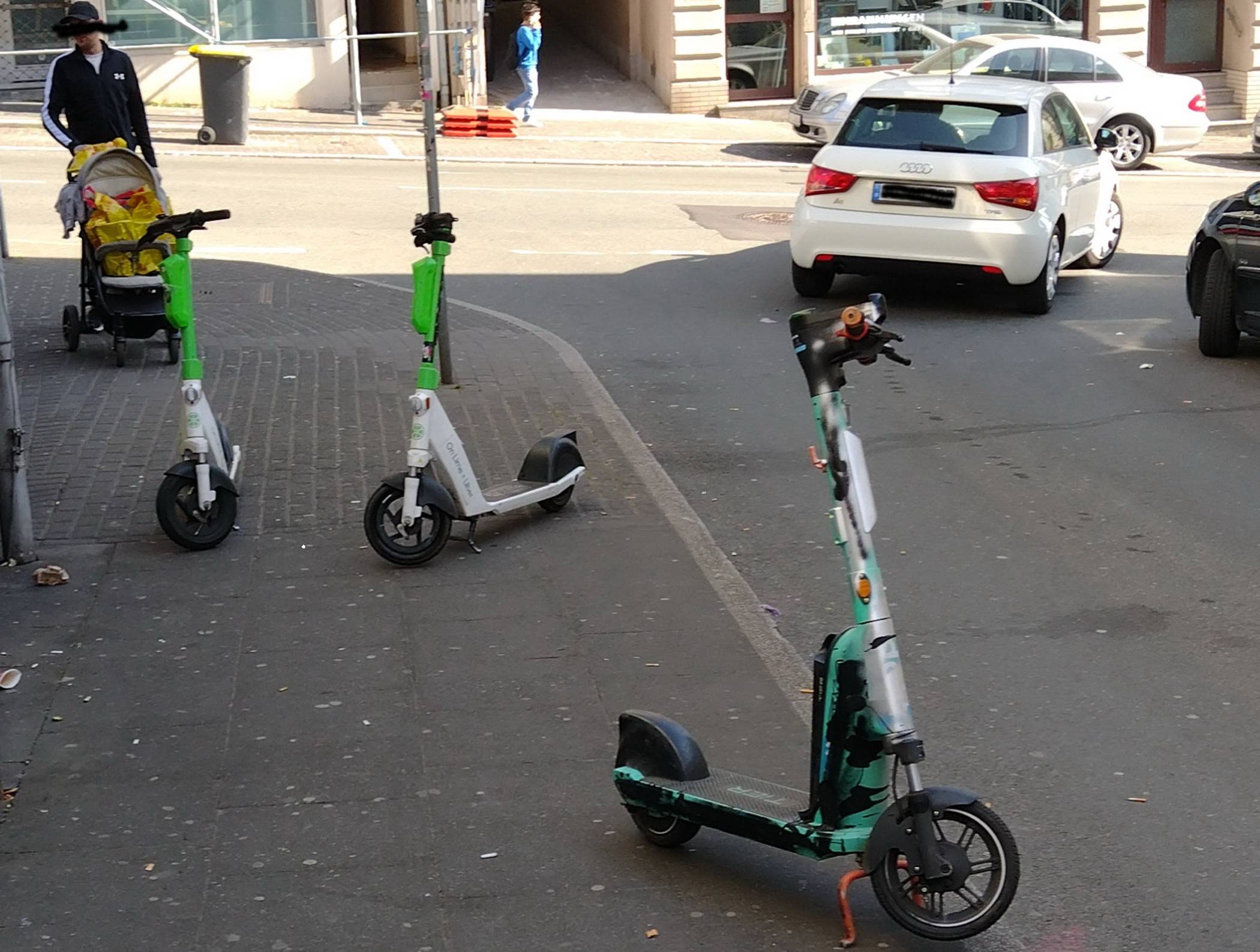 E-Scooter auf einem Bürgersteig (Archivbild).