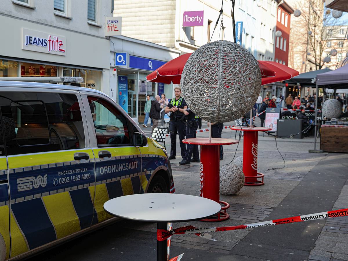 Lichterkette mit Kugeln stürzt auf den Werth
