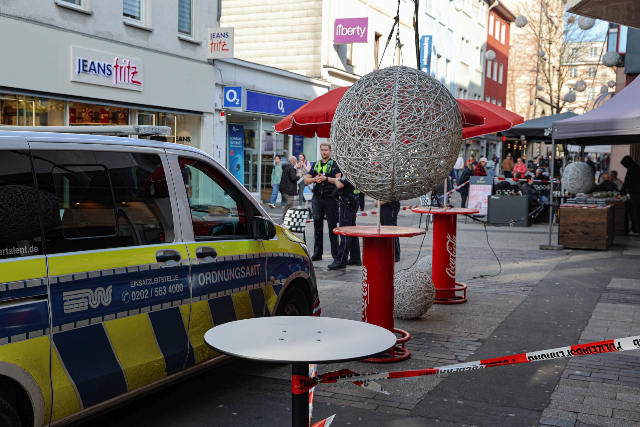 Die Kugeln stürzten herunter.