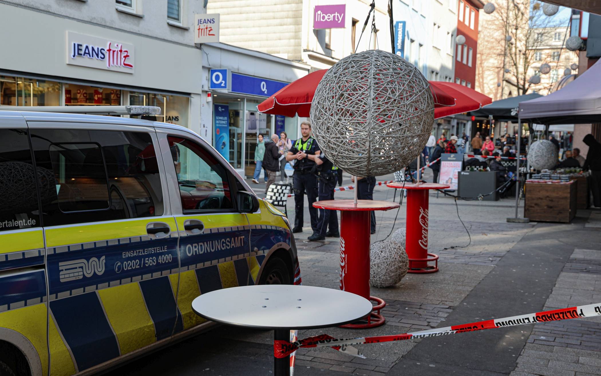Lichterkette mit Kugeln stürzt auf den Werth