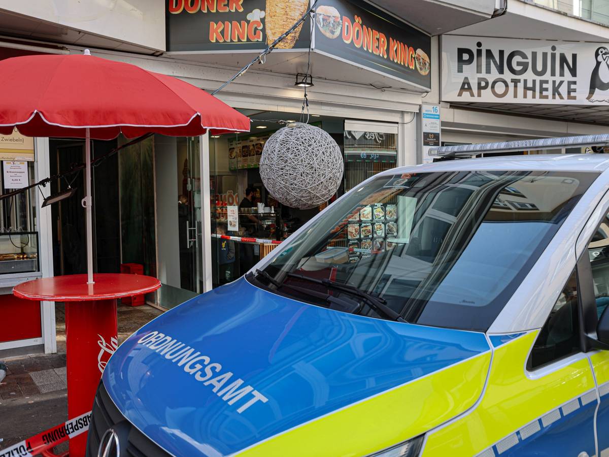 Lichterkette fällt in Fußgängerzone
