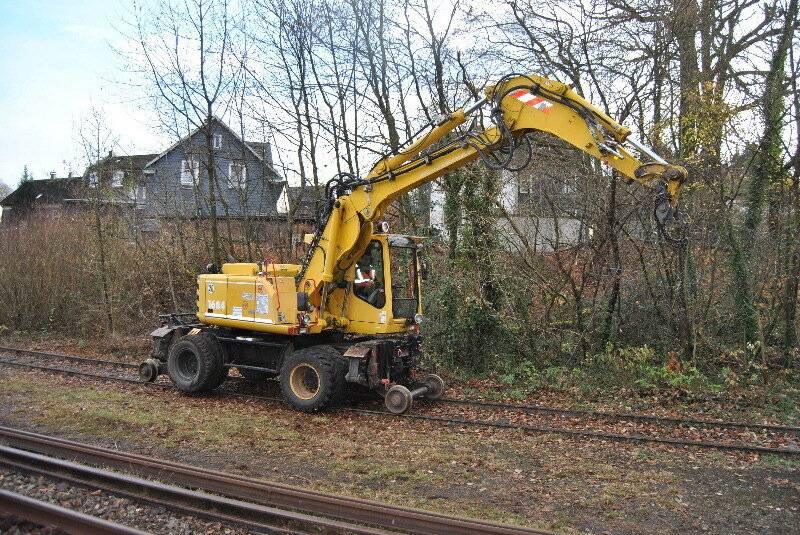  Der Bagger verrichtet nun wichtige Arbeiten entlang der Strecke. 