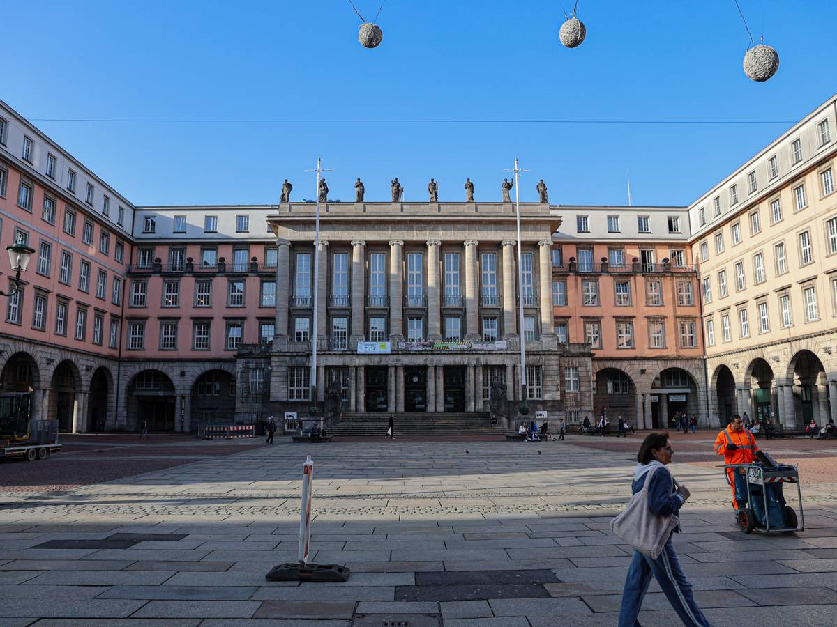 Fassade des Rathauses wird inspiziert