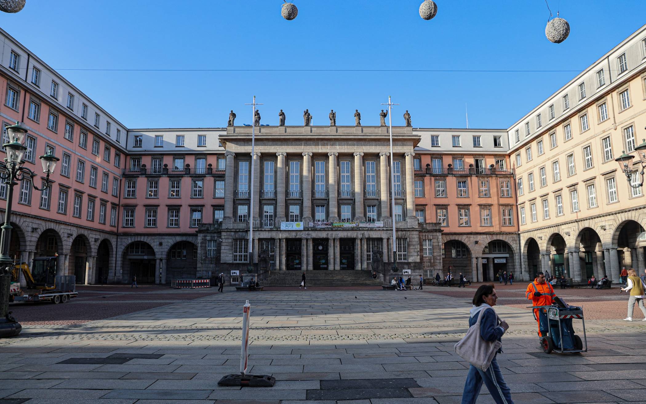 Fassade des Rathauses wird inspiziert